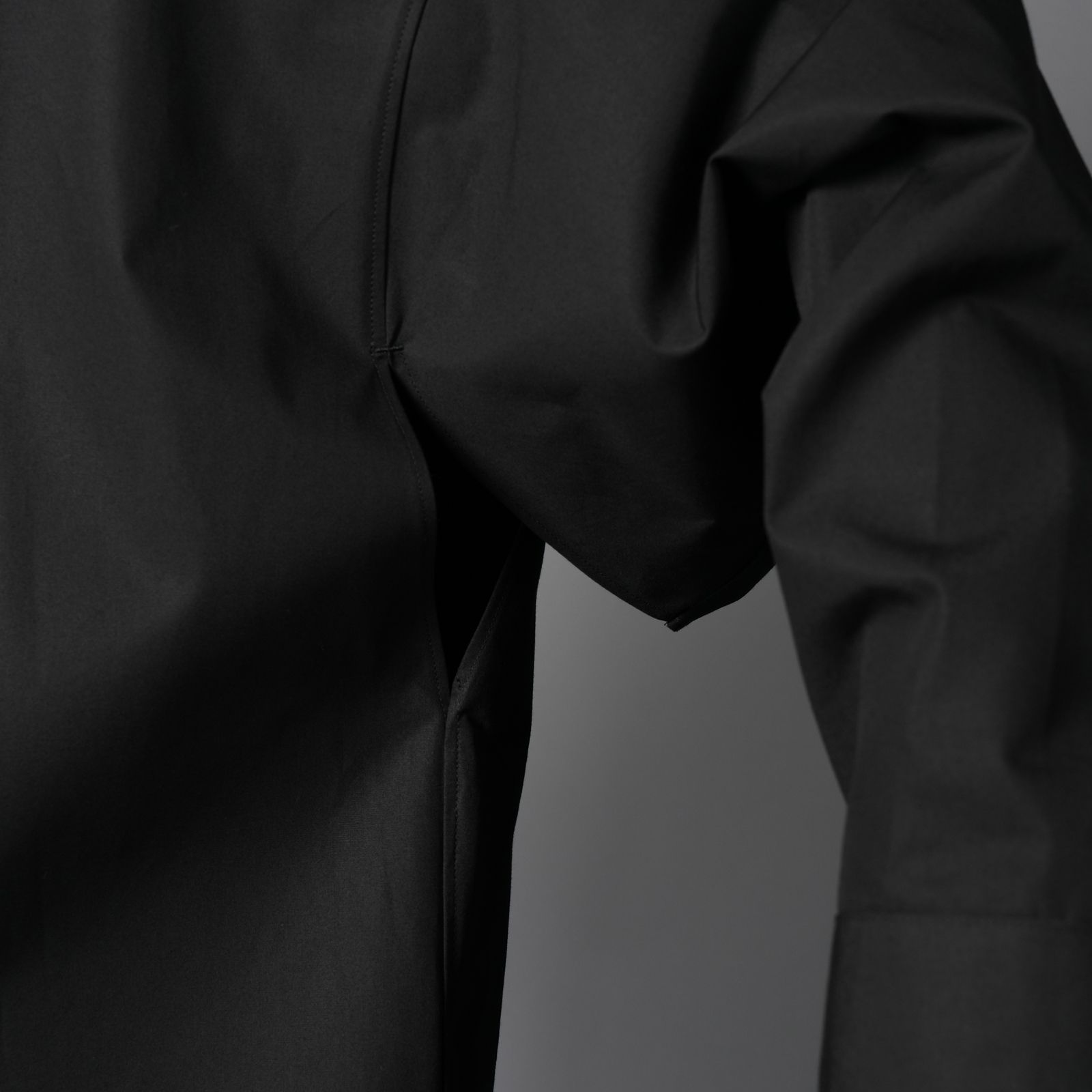 【YASUHIRO ISHIMOTO】WOEVEN KIMONO SLEEVE PRINT SHIRTS / キモノ スリーブ プリントシャツ(ブラック)