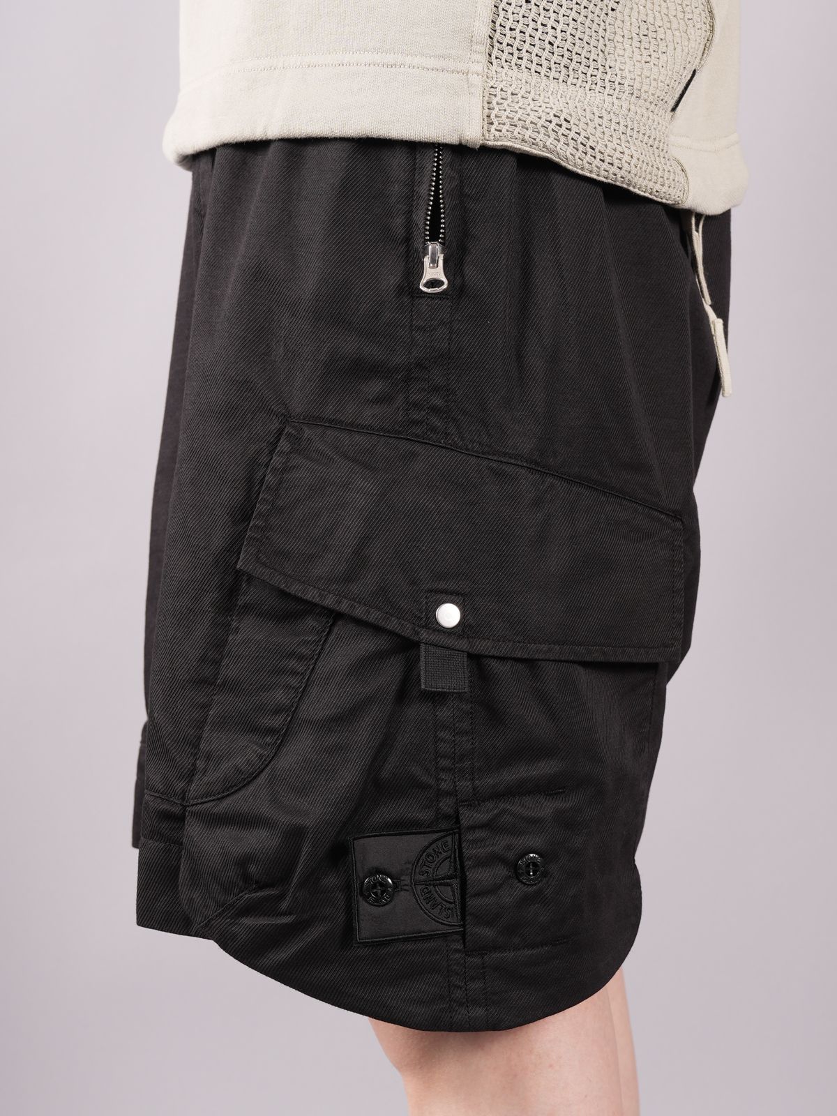 STONE ISLAND SHADOW PROJECT - 【ラスト1点】L0328 CARGO BERMUDA SHORTS_CHAPTER 2  STRETCH CAVALRY COTTON LYOCELL / バミューダ カーゴ ハーフパンツ (コットンリヨセル) /ブラック |  Confidence