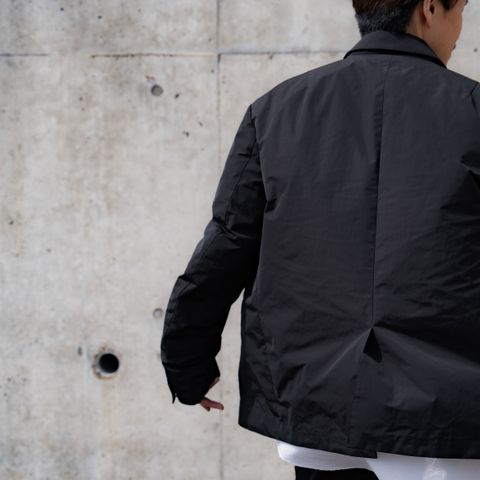 クラシカルな内側の仕立てのテーラードジャケット