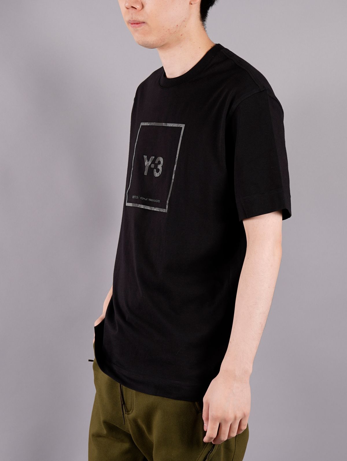 Y-3 - U SQUARE LABEL GRAPHIC SS T / ユニセックス スクエア ラベル グラフィック Tシャツ (ブラック) |  Confidence