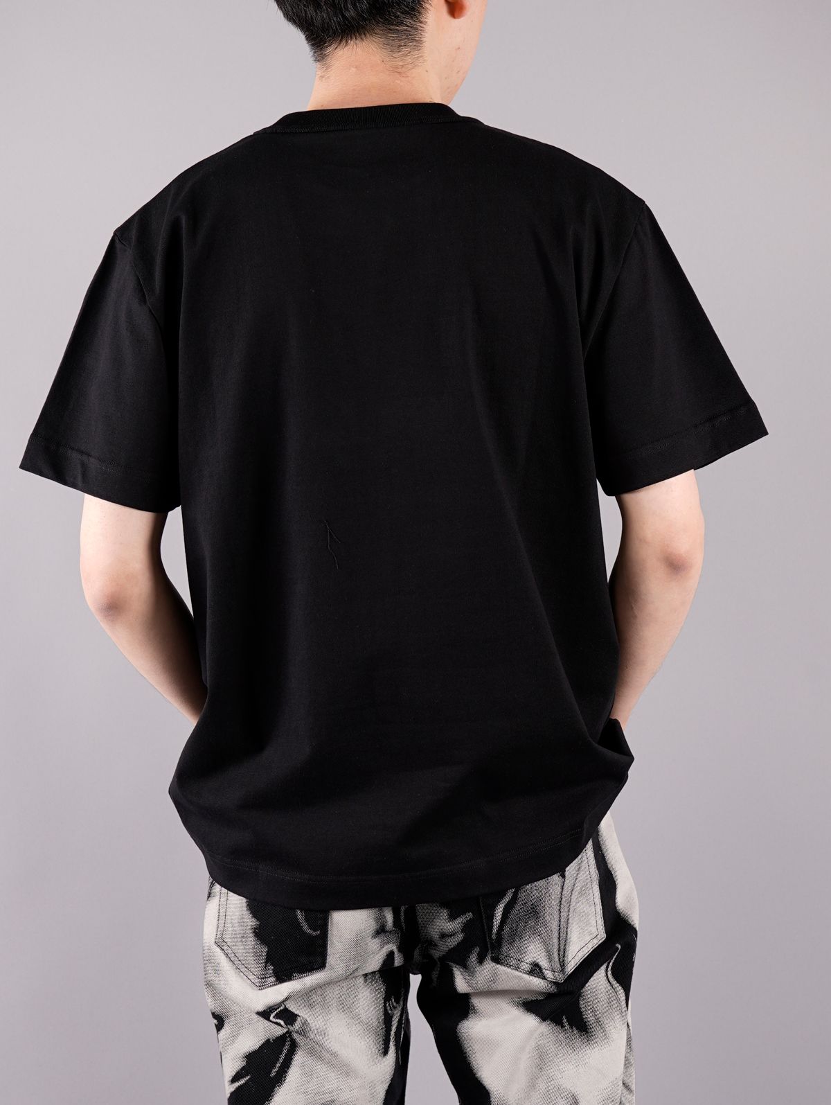 ラスト1点 / SHORT SLEEVE TEE WITH LOGO GRAPHIC / ショートスリーブTシャツ ウィズ ロゴ グラフィック (ブラック)