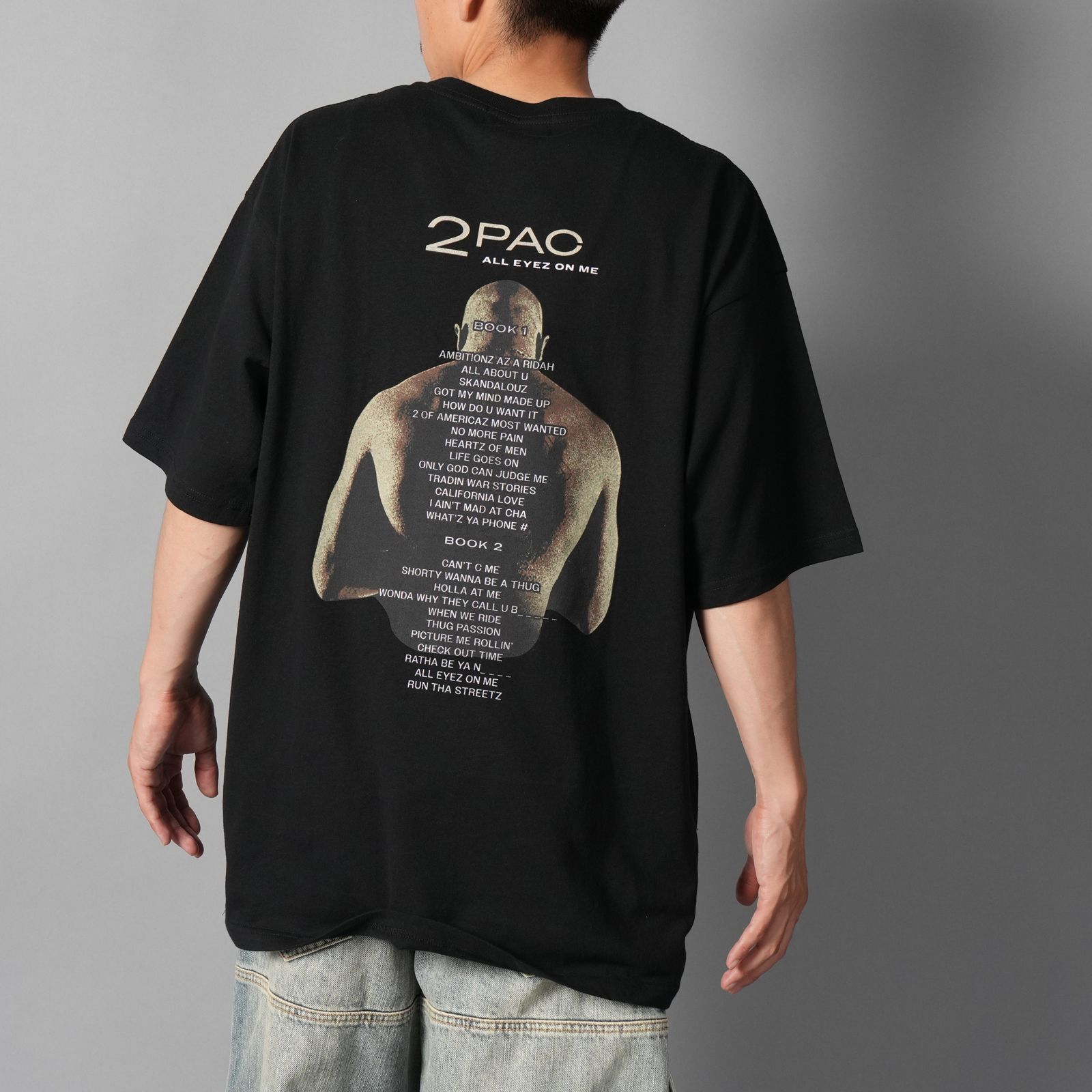 UIZZ-24037 / Tupac / All Eyez On Me Trk List SS / Tシャツ (ブラック)