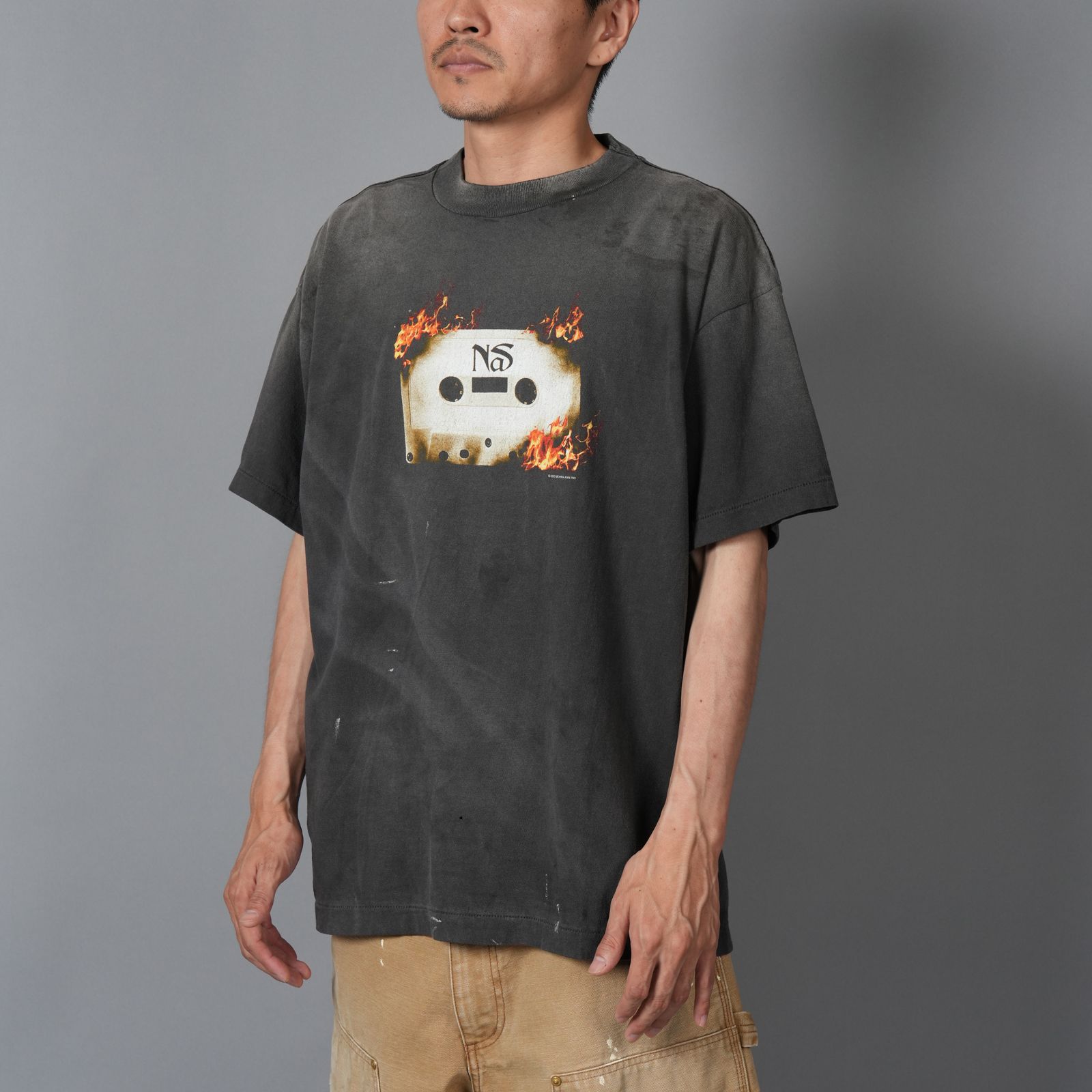 【残りわずか】[コラボ] SM-HR1-0000-C20 / NAS_SS TEE / BLACK / Tシャツ (ブラック)