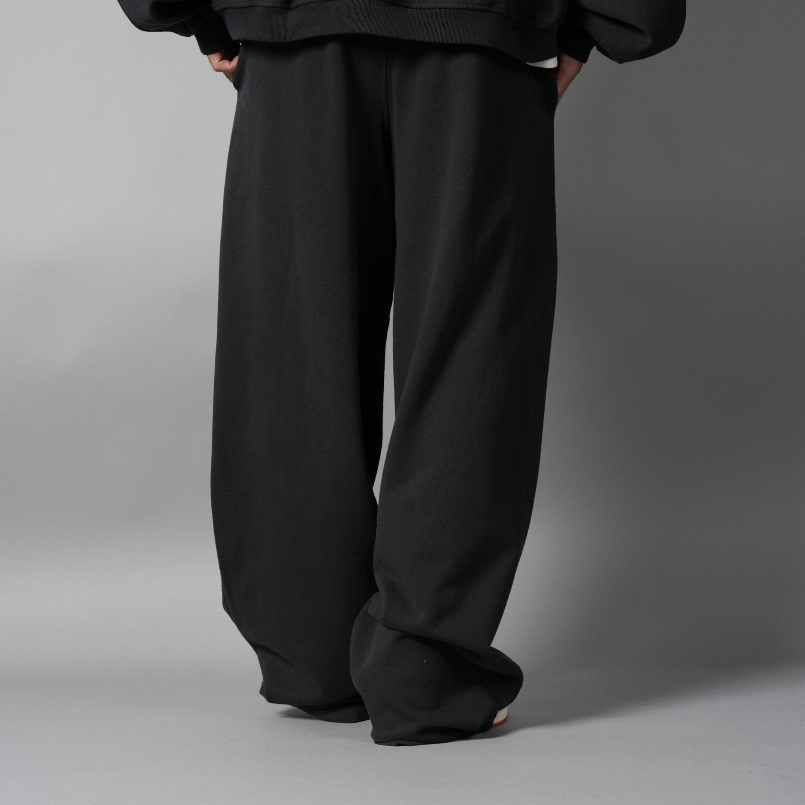 【残りわずか】MID-RISE OVERSIZED SWEATPANT W/ LOGO PRINT / ミッドライズ オーバーサイズ スウェットパンツ (ウォッシュドブラック)