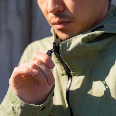 ストレッチの効いたスーピマ®コットンツイルで仕上げたフード付きブルゾン。