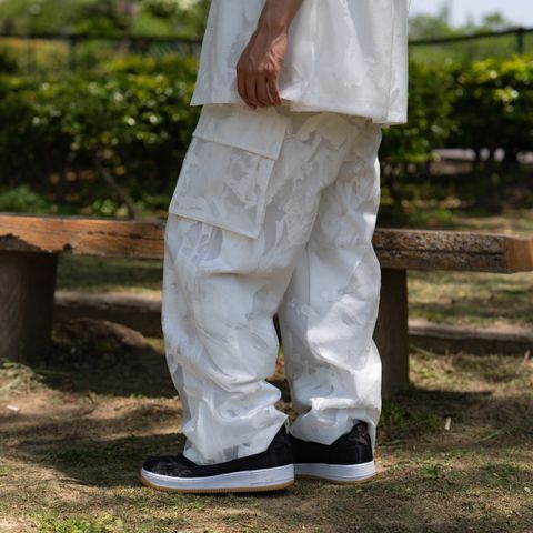 生地を溶かすことによって透け感のあるデザインへと仕上げたオープンカラーシャツ。