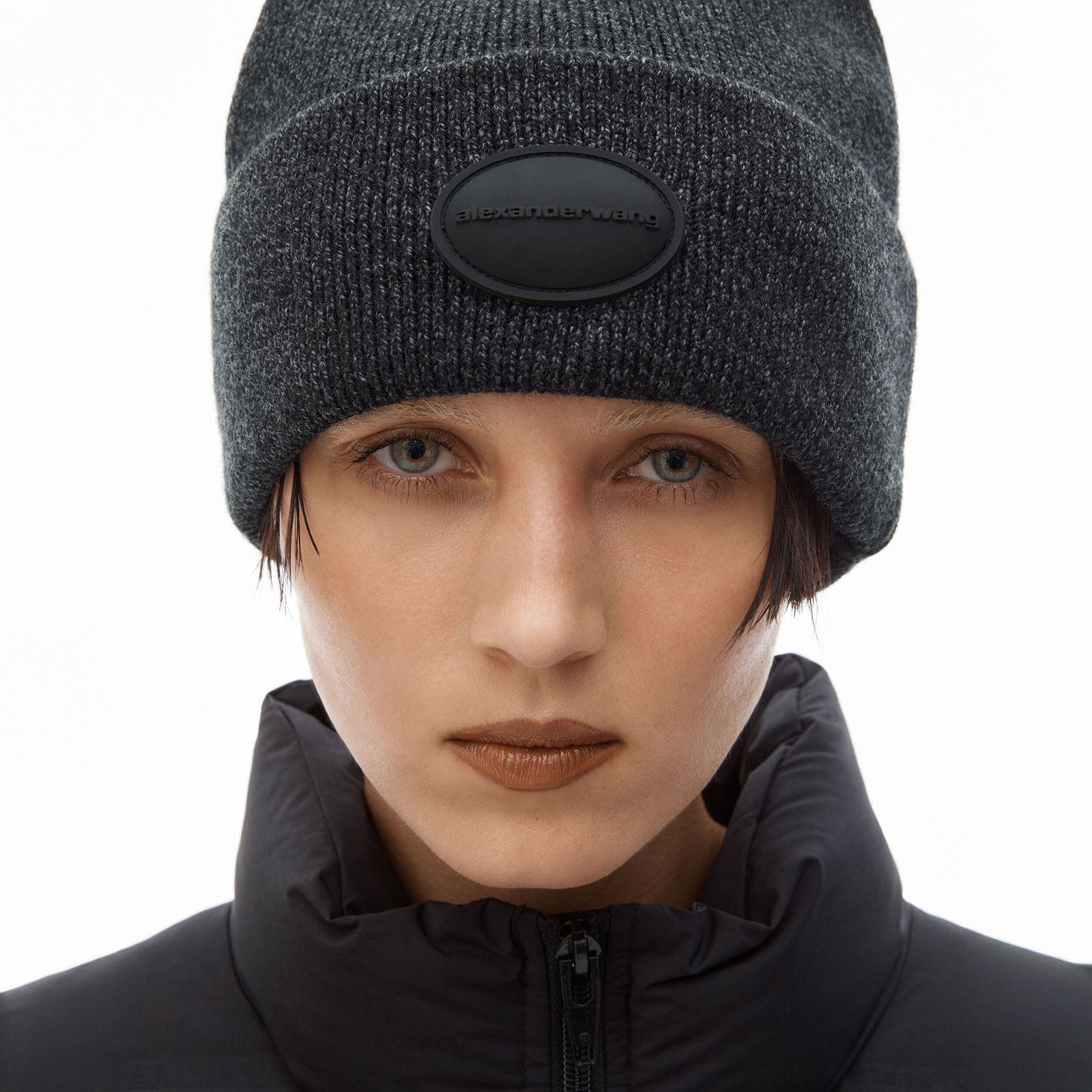 Alexander Wang - 【ラスト1点】RIBBED BEANIE WITH DOMED LOGO PATCH / ビーニー・ニットキャップ  【ユニセックス】 (ブラック) | Confidence