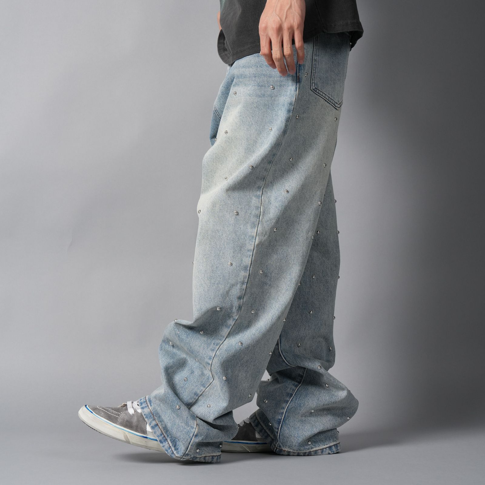 LAX, baggy studded denim (light wash) / デニムパンツ (ウォッシュドブルー)