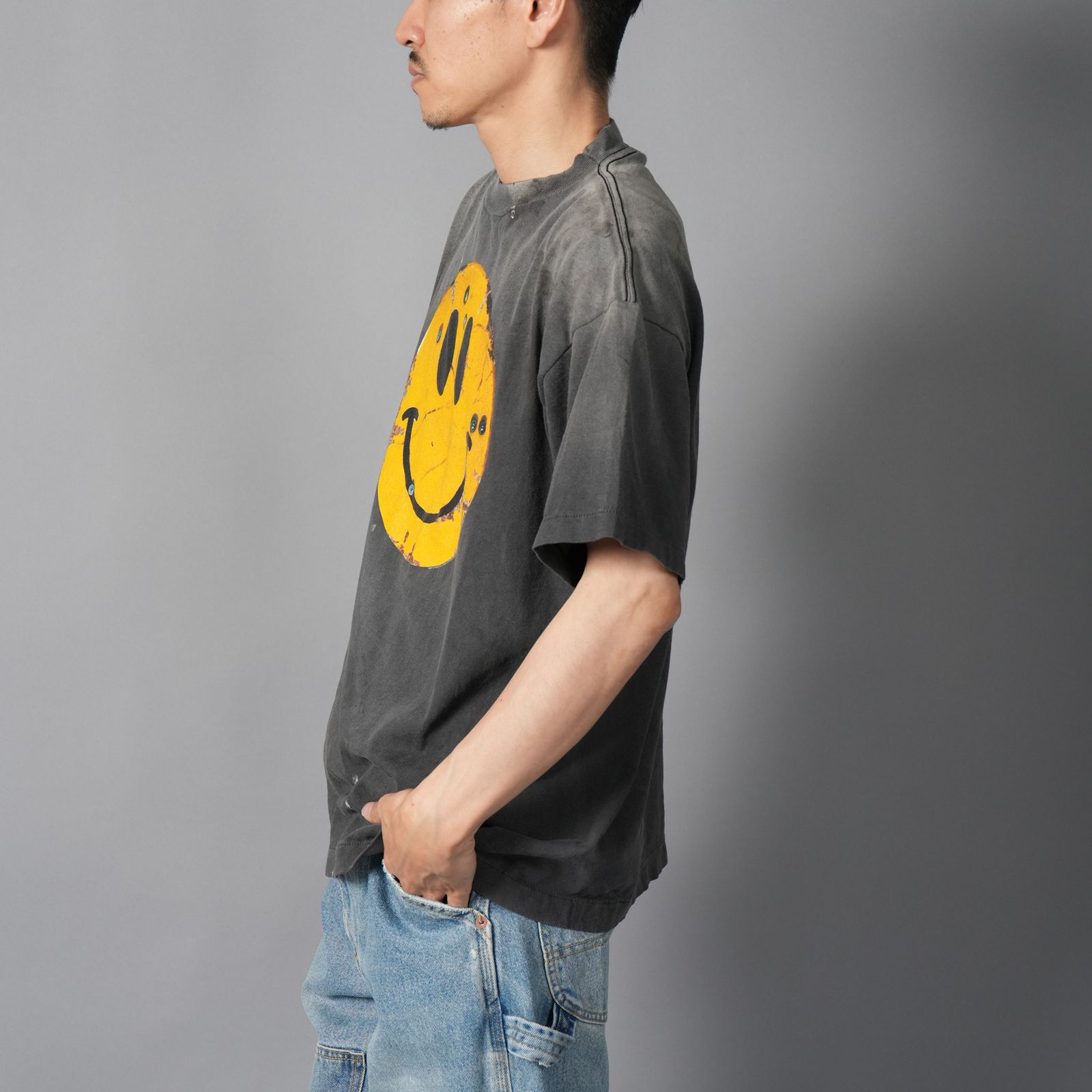 【コラボ】SM-HR1-0000-C01 / KLF_SS TEE / SMILE / BLACK / Tシャツ (ブラック)