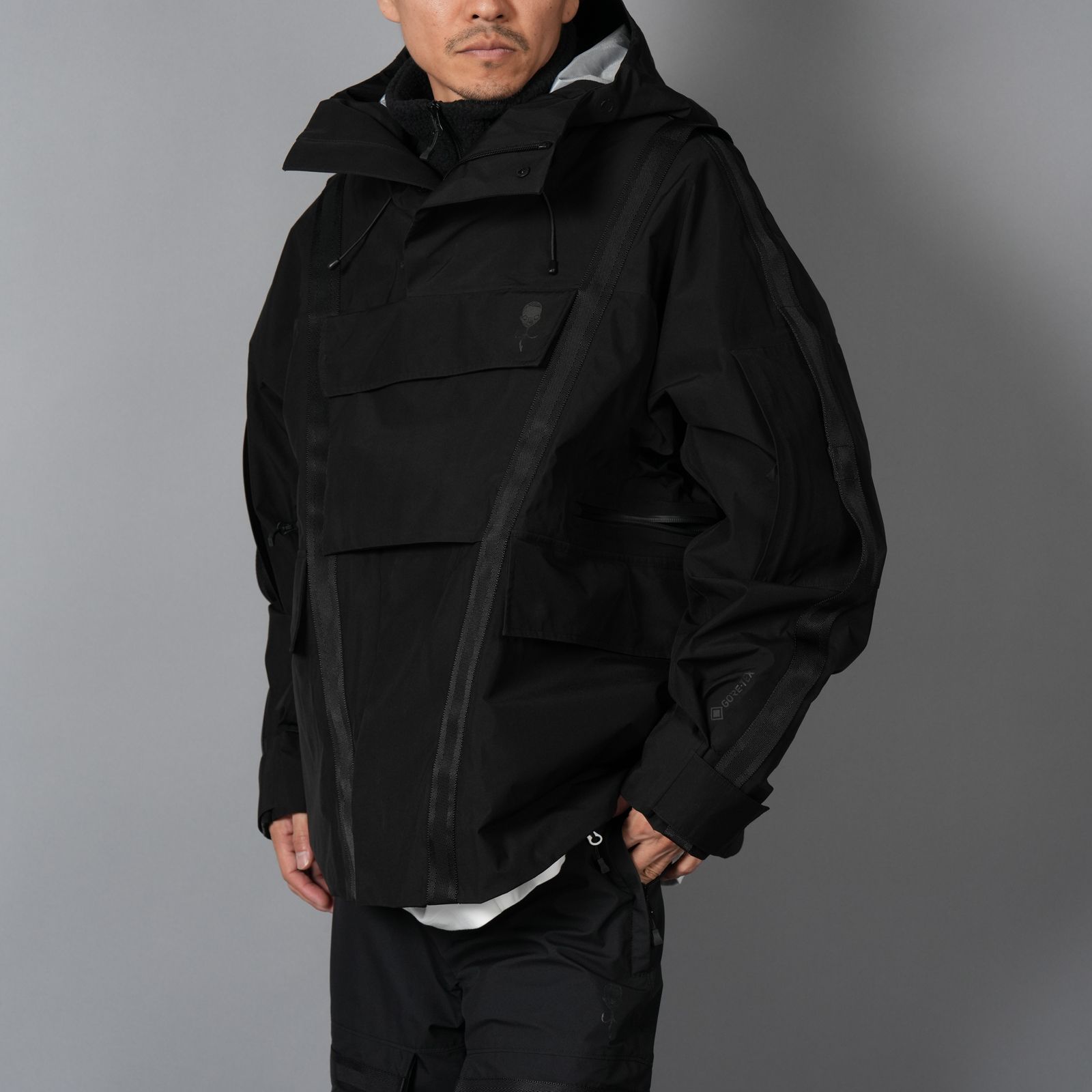 【限定】【D-VEC×ALMOSTBLACK】GORE-TEX 3L w/ POLARTEC DETACHABLE SHELL / マウンテンパーカ [防水・防風] (ブラック)