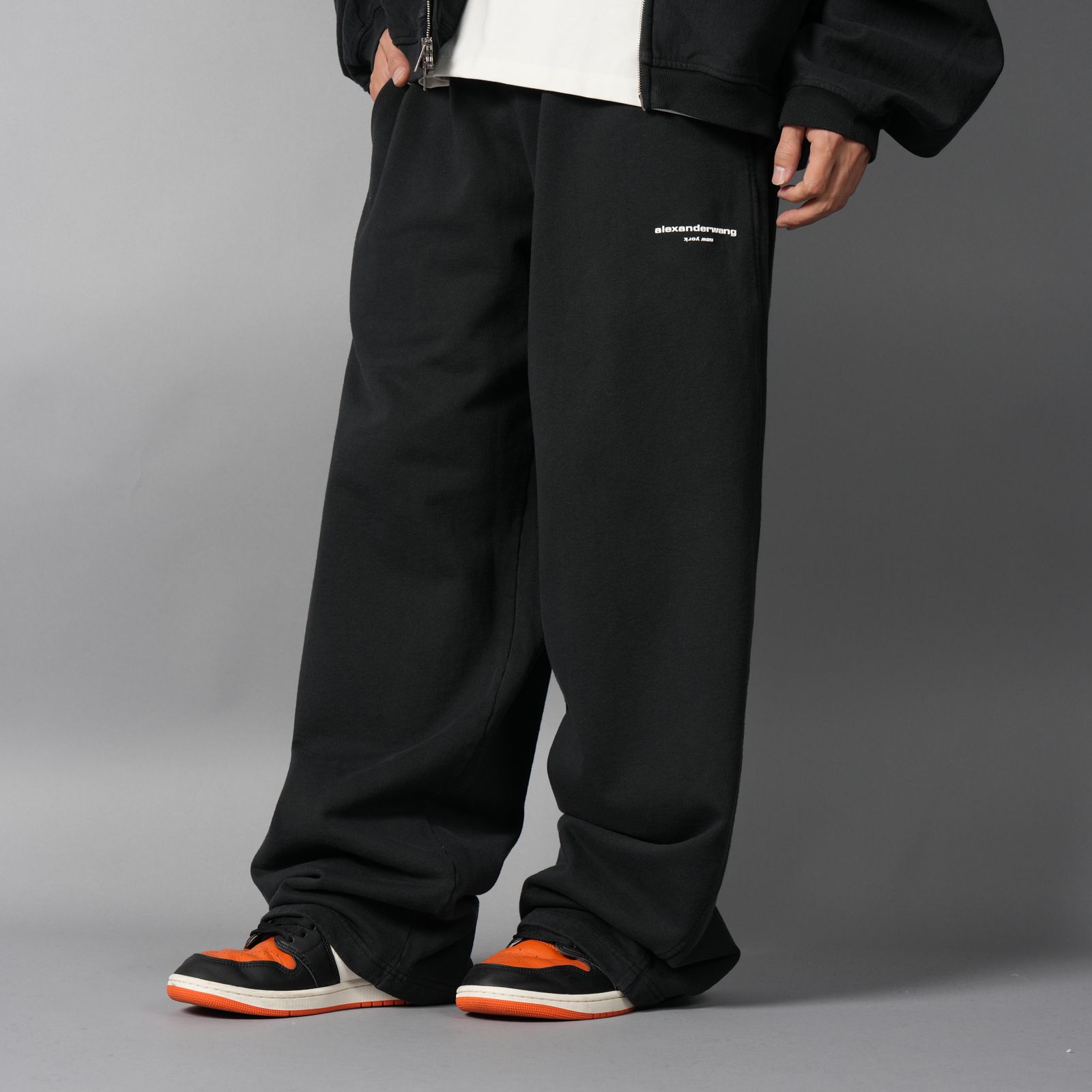 【残りわずか】MID-RISE OVERSIZED SWEATPANT W/ LOGO PRINT / ミッドライズ オーバーサイズ スウェットパンツ (ウォッシュドブラック)