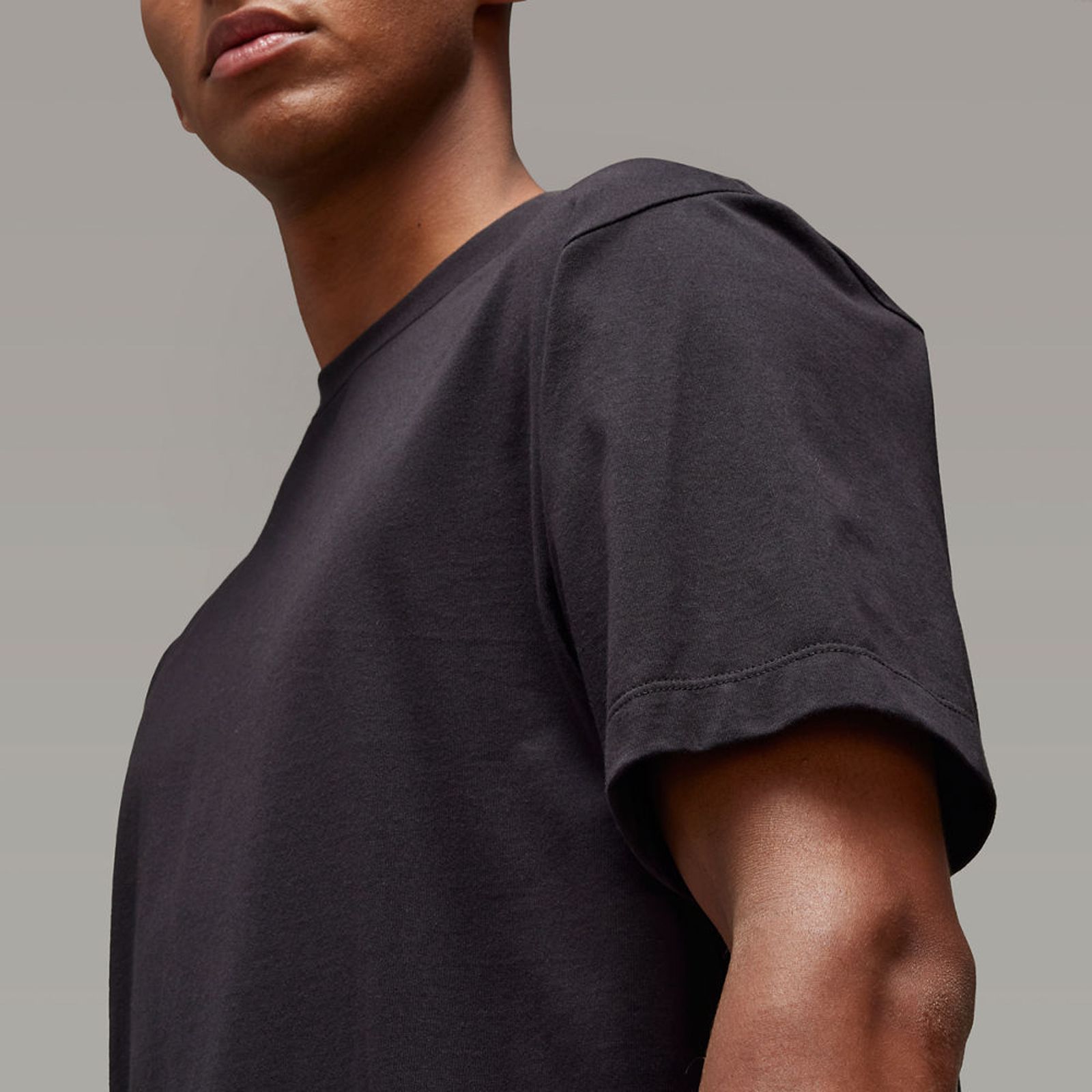【残りわずか】U GFX SS TEE / ユニセックス グラフィックス ショートスリーブTシャツ (ブラック)
