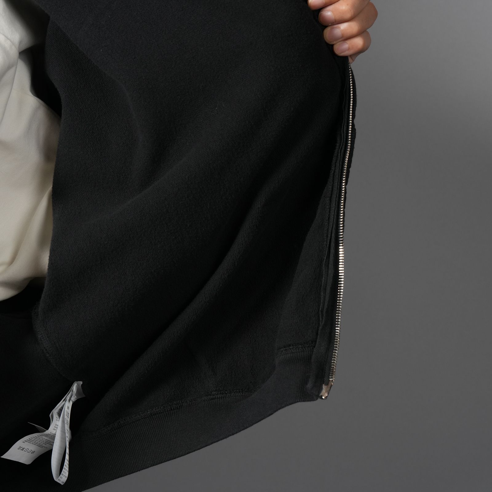 【残りわずか】OVERSIZED ZIP-UP HOODIE W/ LOGO PRINT / オーバーサイズ ジップアップフーディー ロゴプリント / ジップアップパーカー (ウォッシュドブラック)