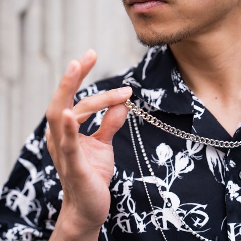 取り外し可能なネックレスがついたオープンカラーシャツ。