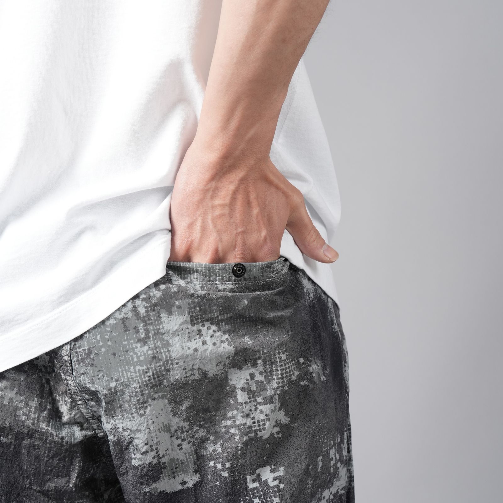 【ラスト1点】662E1 / DISSOLVING GRID CAMO ON ECONYL REGENERATED NYLON / NYLON PANTS  / ナイロンパンツ  (グレー)