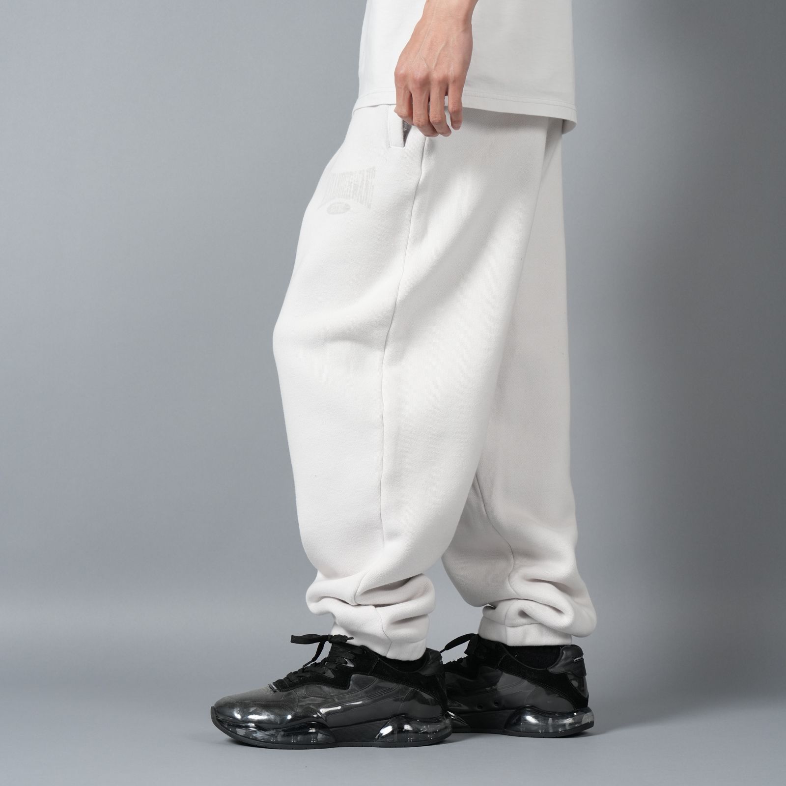 【ラスト1点】GRAPHIC SWEATPANTS / グラフィック クルーネックスウェットパンツ   (ダーティーホワイト)
