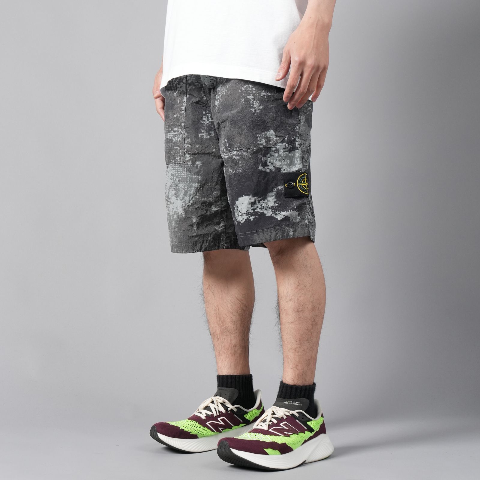 STONE ISLAND - 【ラスト1点】L20E1 / DISSOLVING GRID CAMOUFLAGE ON ECONYL  REGENERATED NYLON / SWIM SHORTS / ナイロンハーフパンツ [水陸両用] (ベージュ) | Confidence