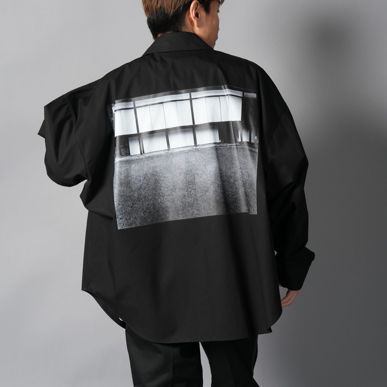 【YASUHIRO ISHIMOTO】WOEVEN KIMONO SLEEVE PRINT SHIRTS / キモノ スリーブ プリントシャツ(ブラック)