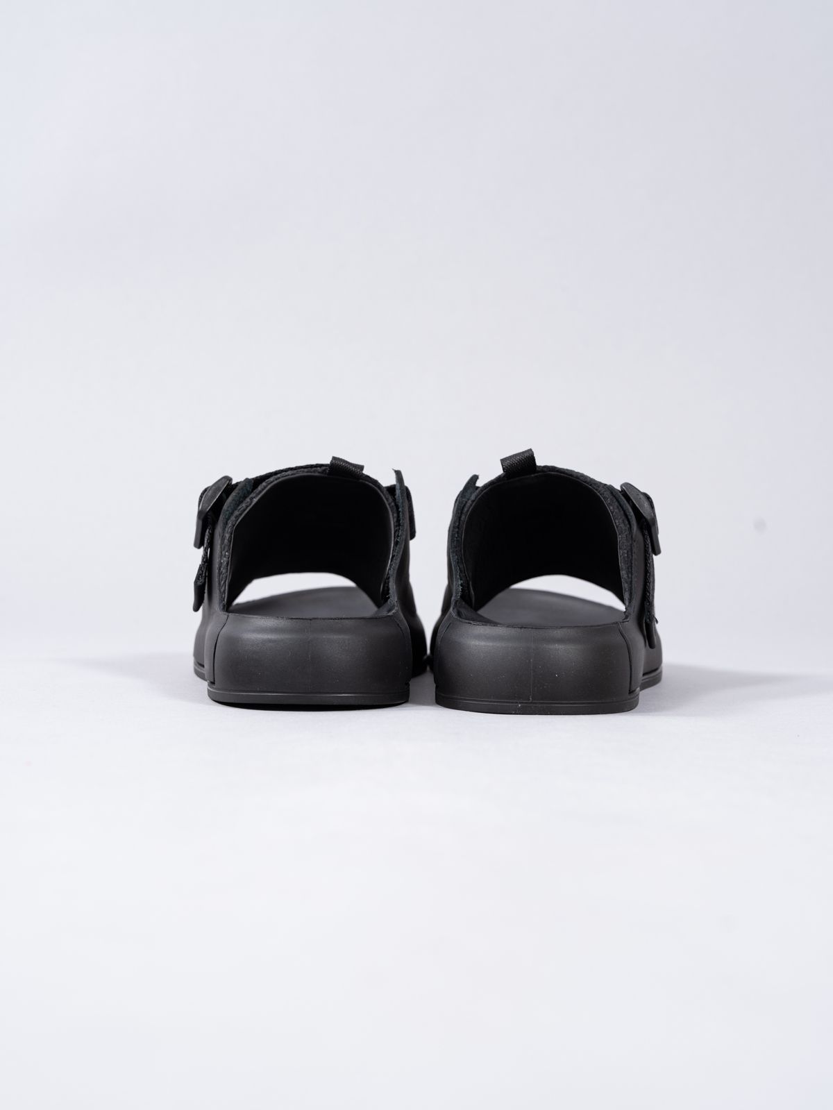 STONE ISLAND SHADOW PROJECT - 【ラスト1点】S022S SLIDE-ON SANDAL_CHAPTER 2  LEATHER AND TAPE（ECCO） / トングサンダル (レザー) / ブラック | Confidence