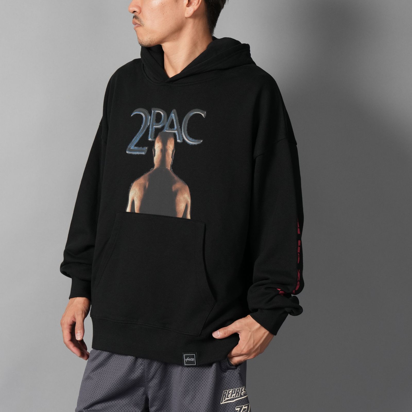 UIZZ-24040 / Tupac / All Eyez On Me Back Hoodie / パーカー (ブラック)