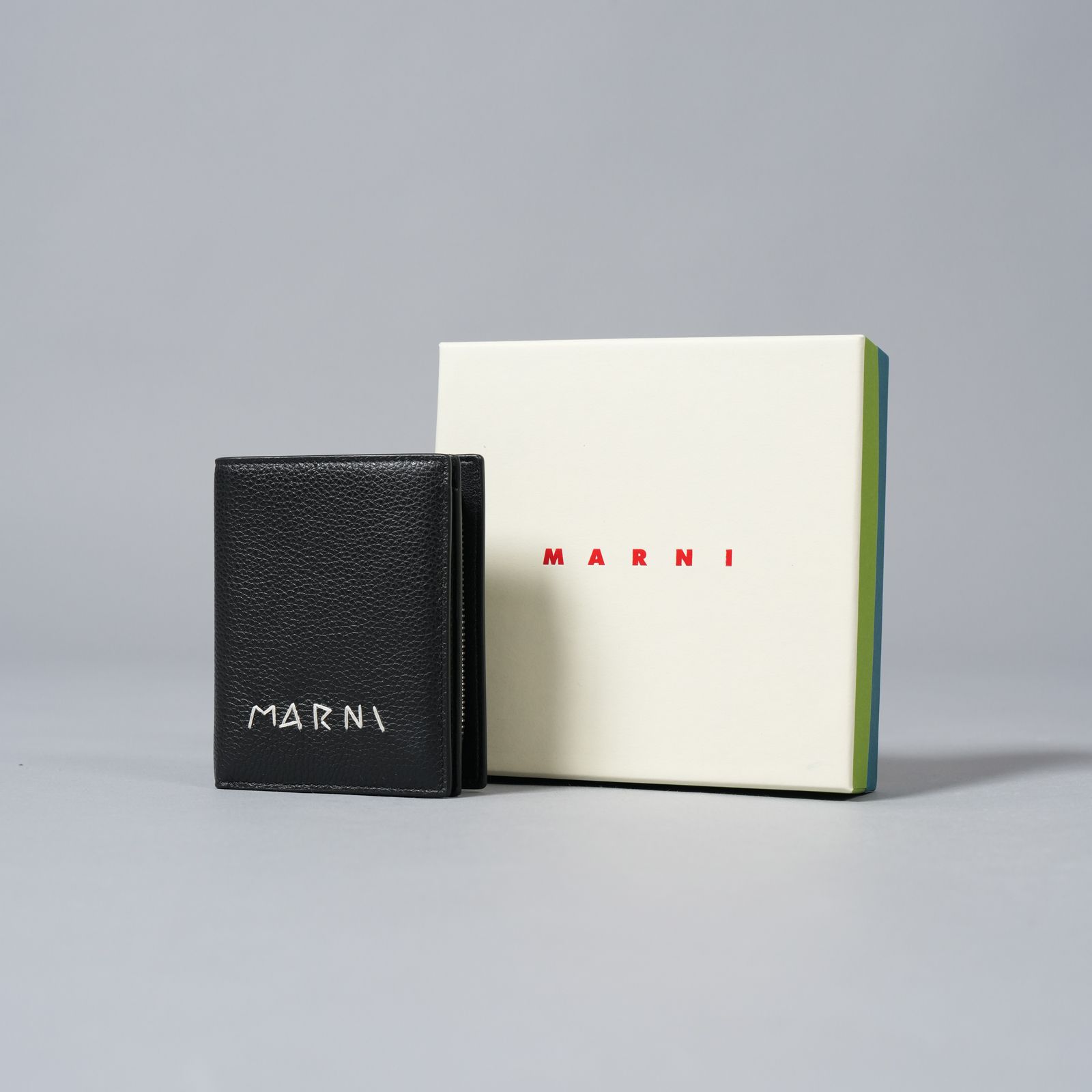 【ラスト1点】TRIFOLD / ブラック レザー製 二つ折りウォレット / マルニメンディング装飾ウォレット (ブラック)