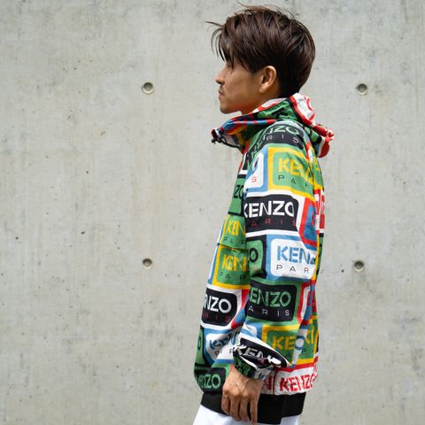 1980年代のファッションショーにちなんで、アーカイブのラベルが全面にプリントされています。