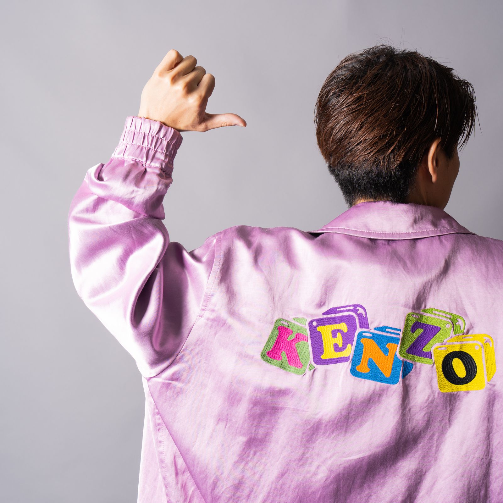 カートゥーンのマスコット「BOKE BOY」を様々なバージョンで表現したリバーシブル ジャケット。
