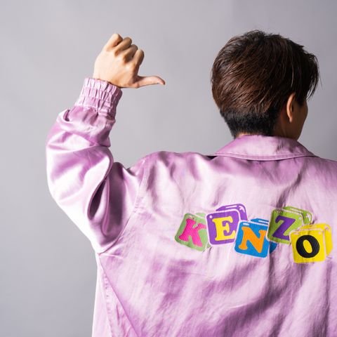 カートゥーンのマスコット「BOKE BOY」を様々なバージョンで表現したリバーシブル ジャケット。