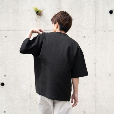 ベーシックなTシャツでありながらシルエット丈のバランスなどを突き詰めた定番Tシャツ。