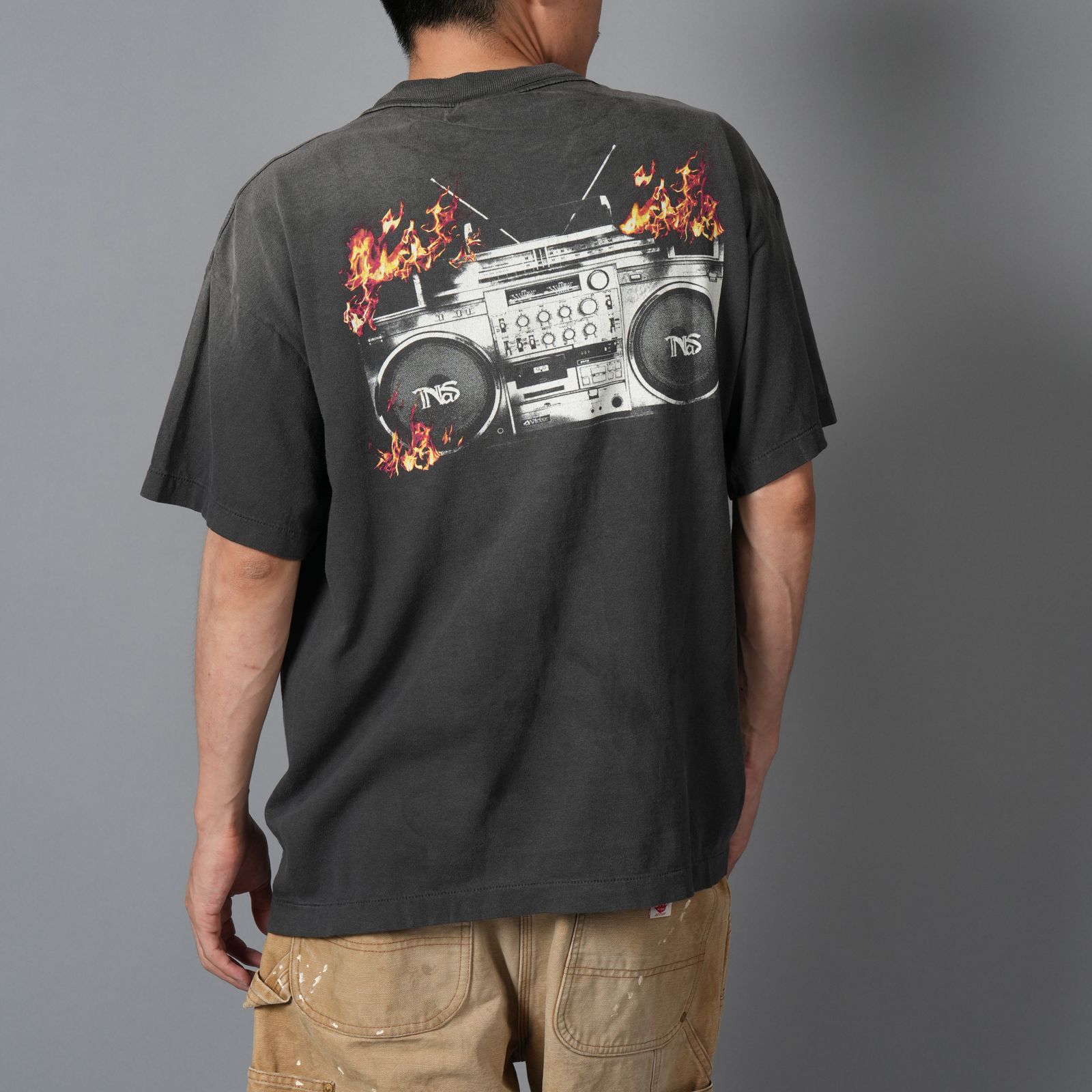 【残りわずか】[コラボ] SM-HR1-0000-C20 / NAS_SS TEE / BLACK / Tシャツ (ブラック)