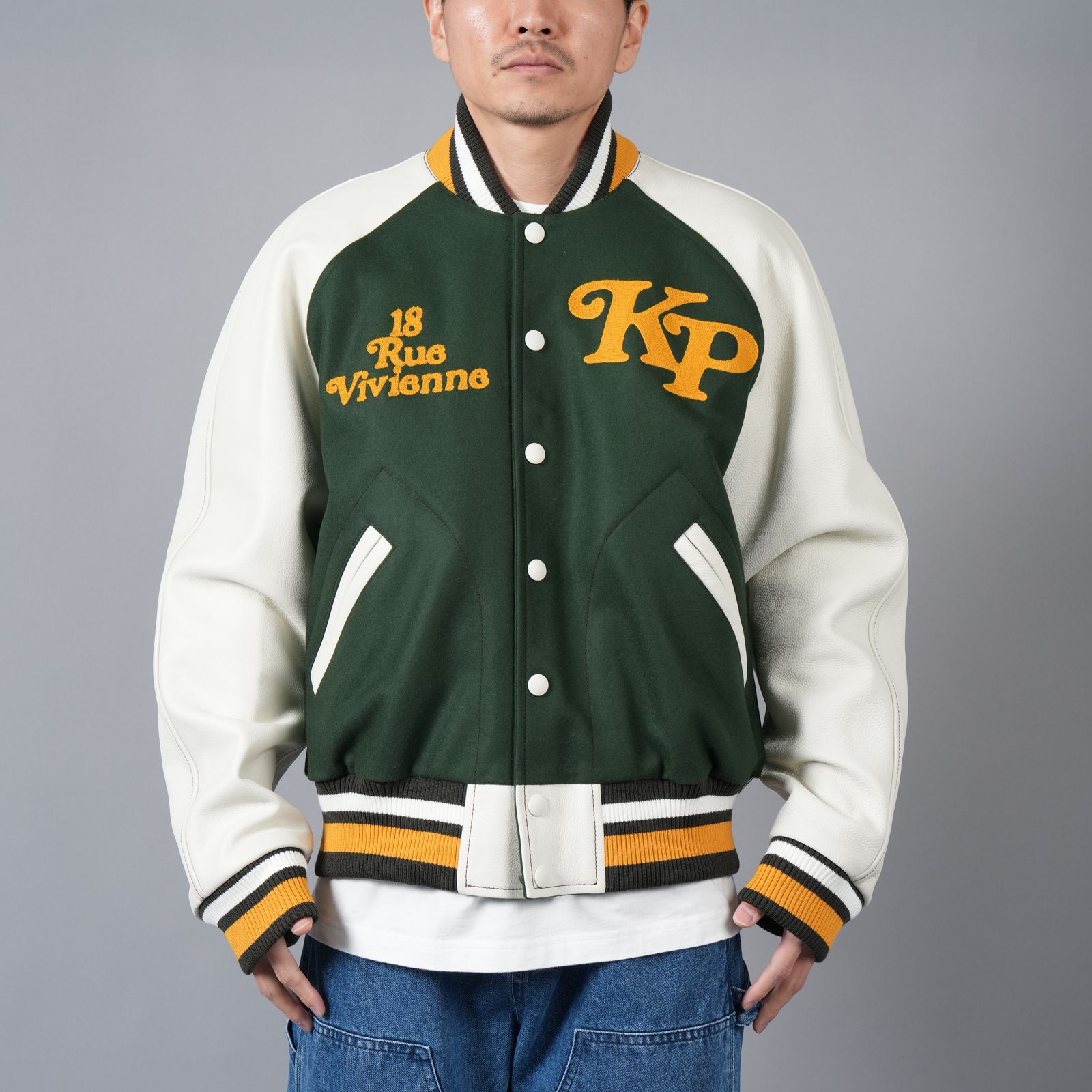 【ラスト1点】【限定】 KENZO x VERDY / 'KENZO BY VERDY' バーシティ ジャケット / スタジャン [ユニセックス] (ダークカーキ)