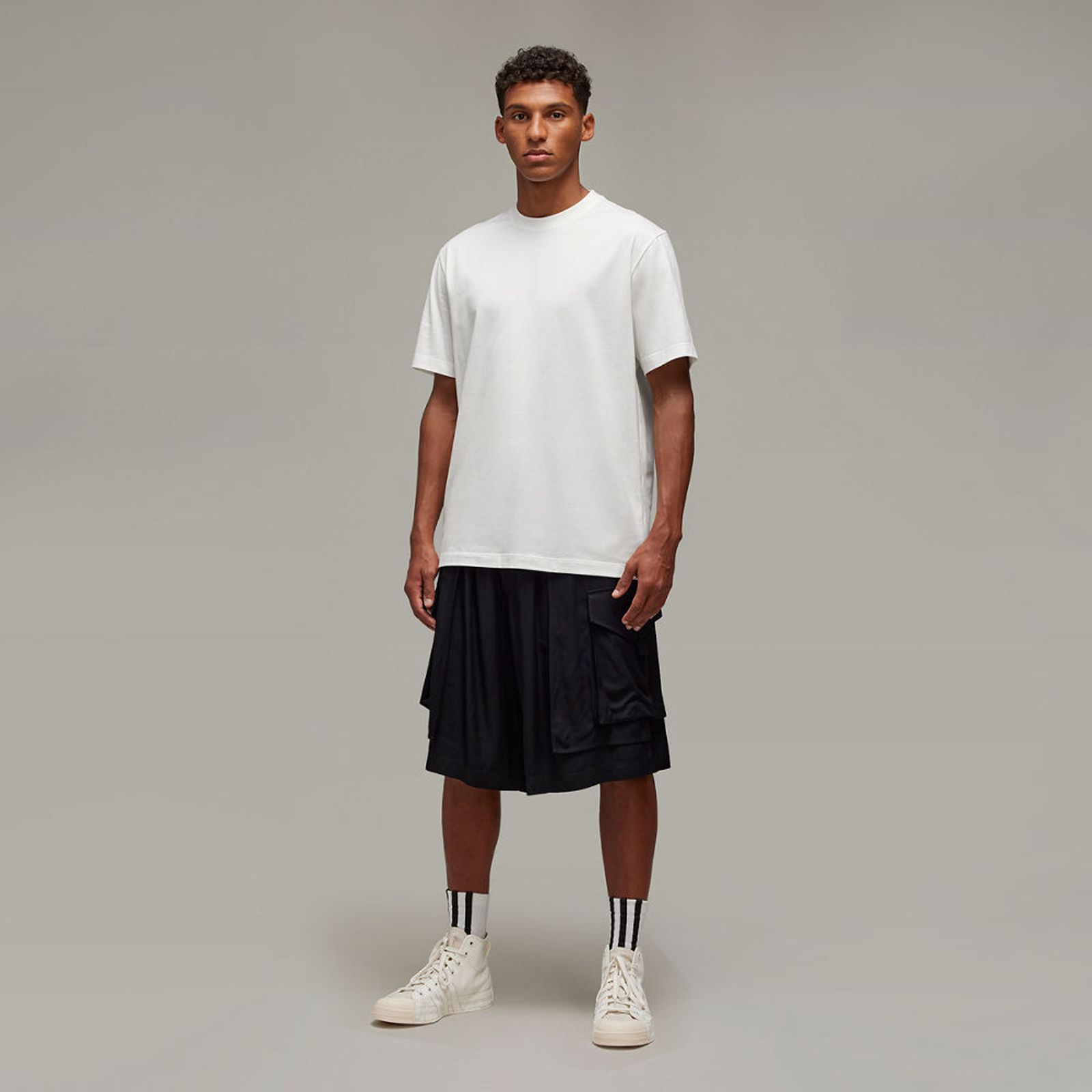 【残りわずか】U GFX SS TEE / ユニセックス グラフィックス ショートスリーブTシャツ (ライトホワイト)