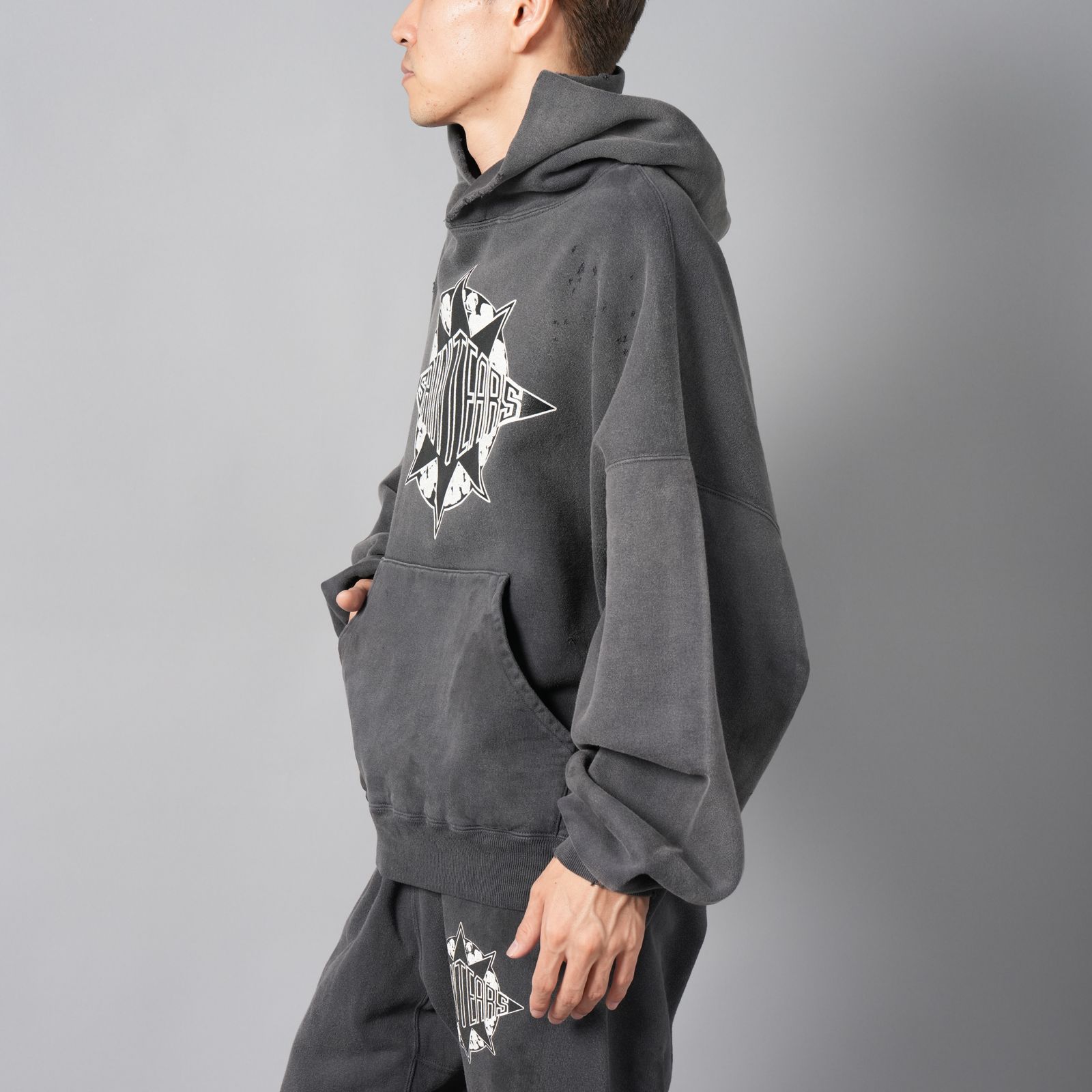 SAINT M×××××× - 【ラスト1点】SM-YS1-0000-C46 / DT_HOODIE / ST TEARS / BLACK /  フーディー・パーカー [オーバフィット・クロップド] (ブラック) | Confidence