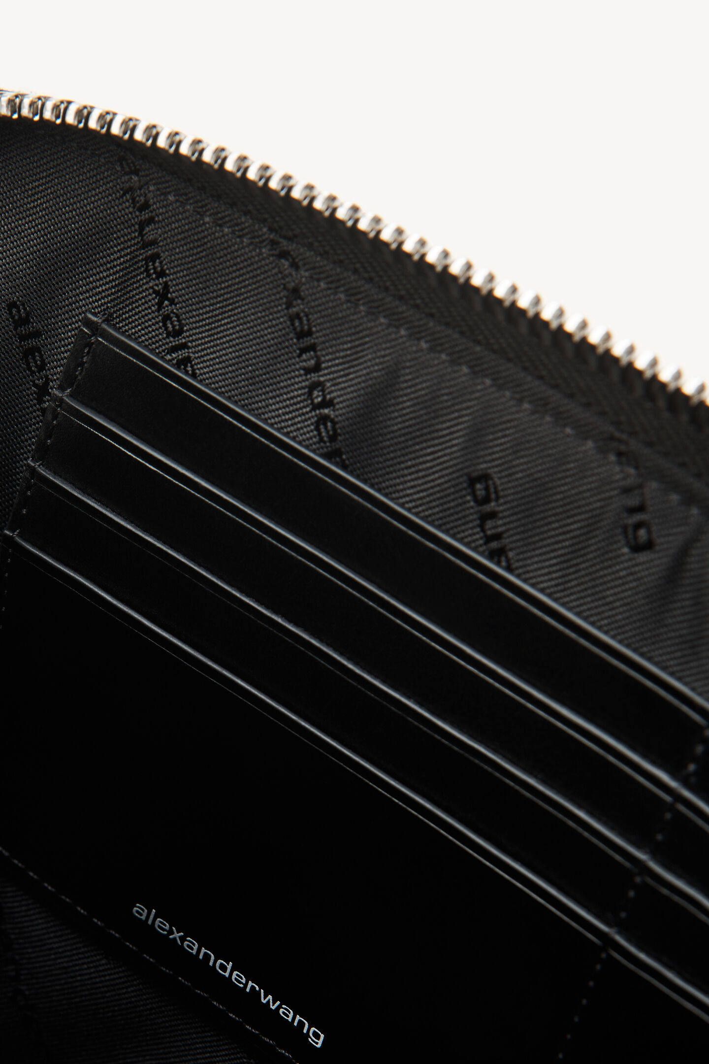 Alexander Wang ロゴエンボス クラッチバッグ | ブラック