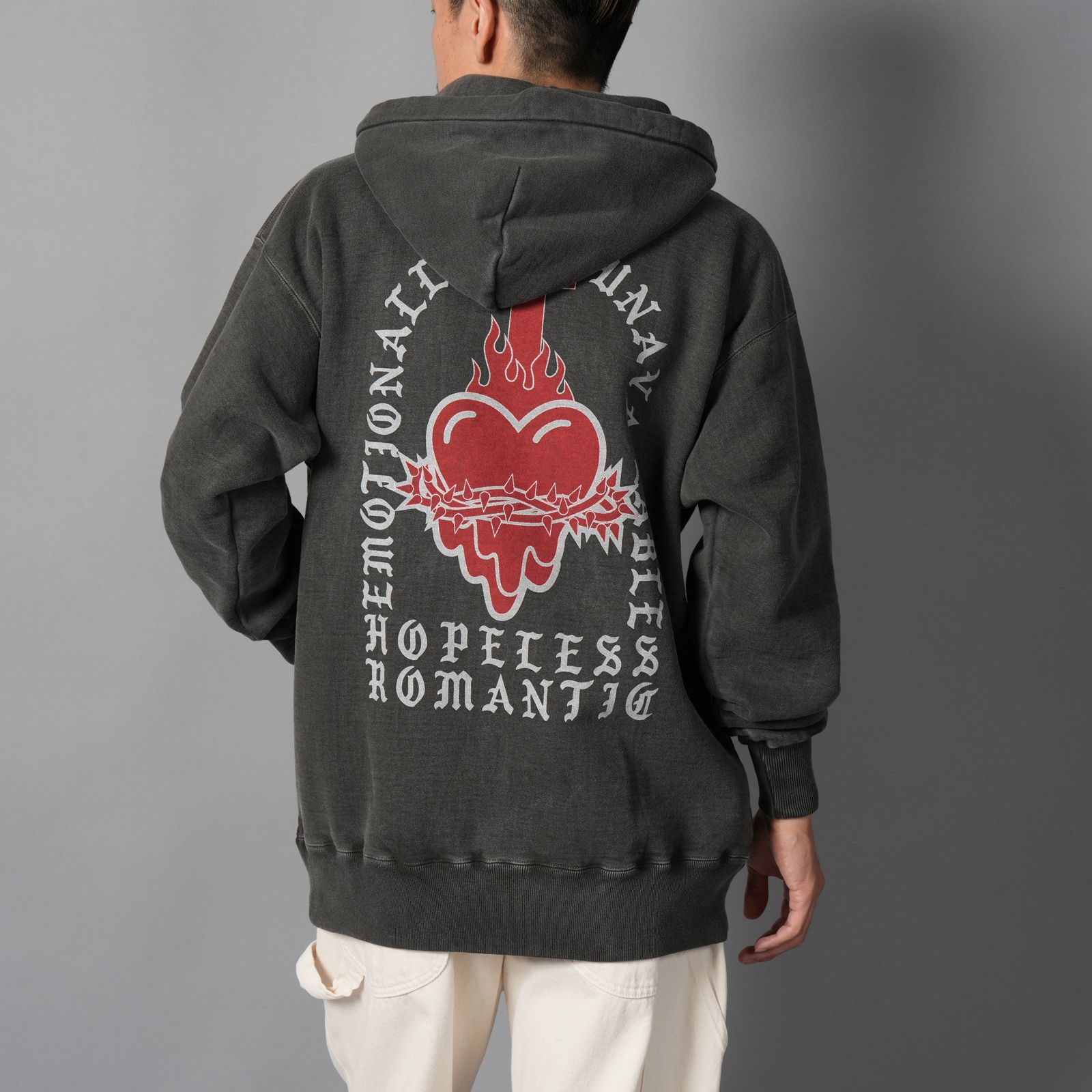 エモーショナリーアンアべイラブル バックロゴロングスリーブシャツ 未使用タグ付き 低 価格ファッション - エモーショナリーアンアべイラブル