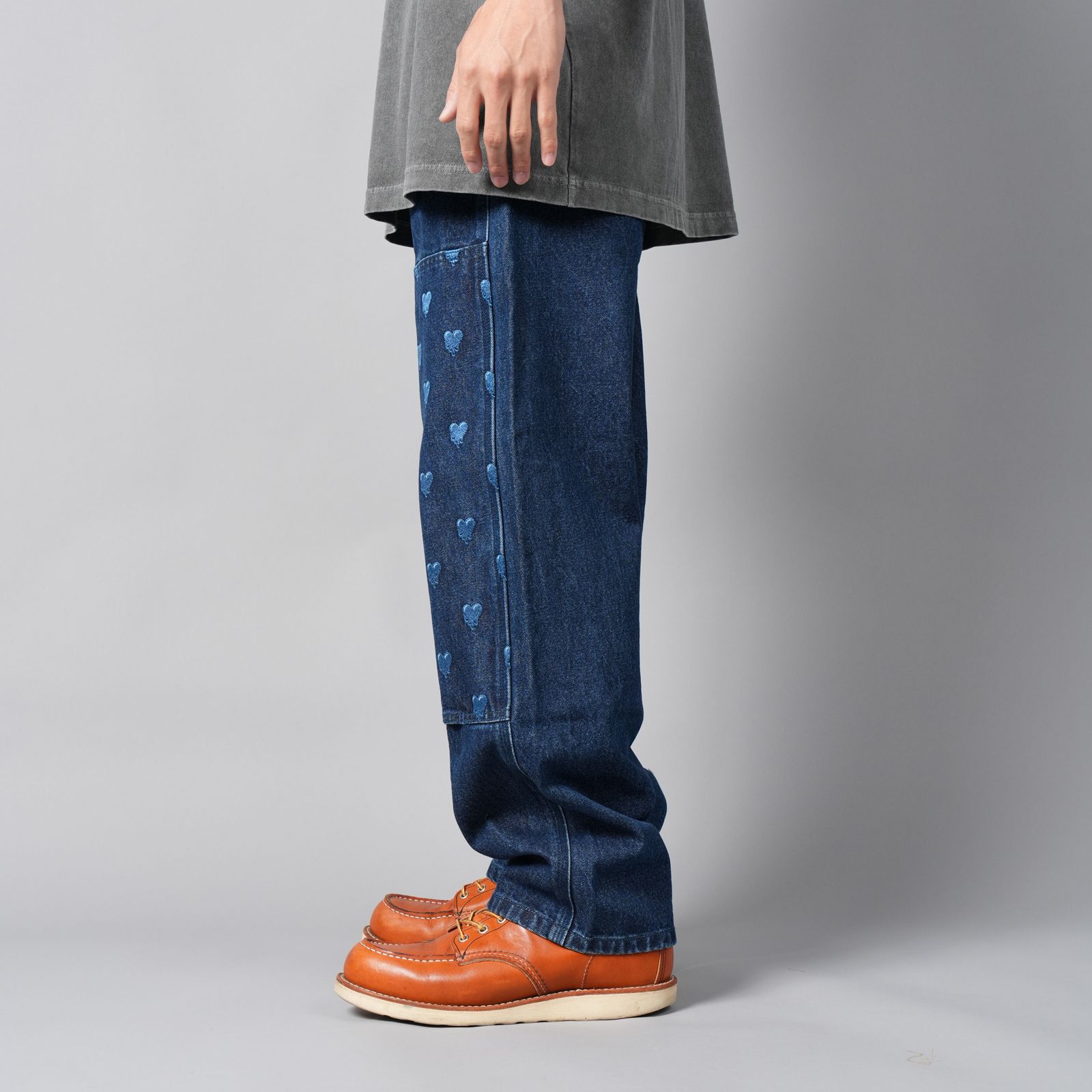 LOGO PATTERN DENIM PANTS / ロゴパターン デニムパンツ / ダブルニー (インディゴ)