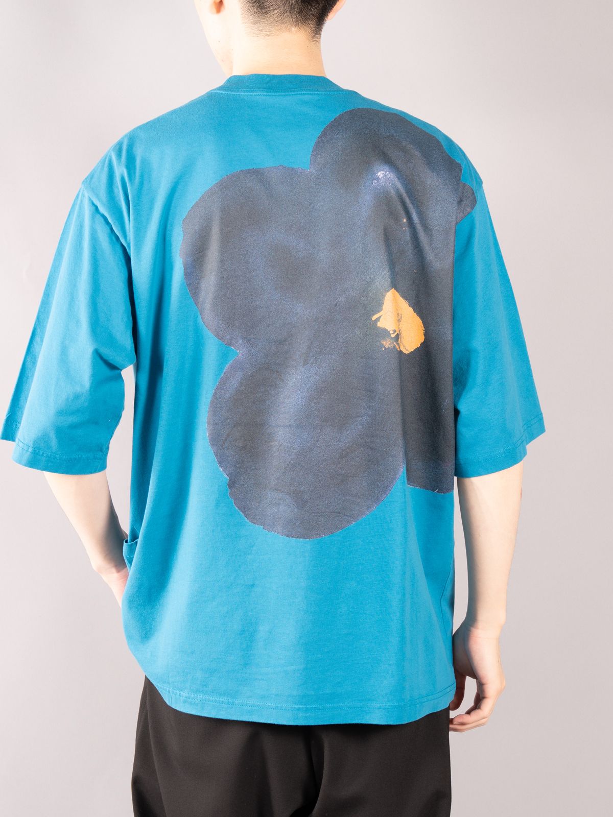 ブラックDAISYプリント ホワイトジャージー製クルーネックTシャツ (ブルー) - 48