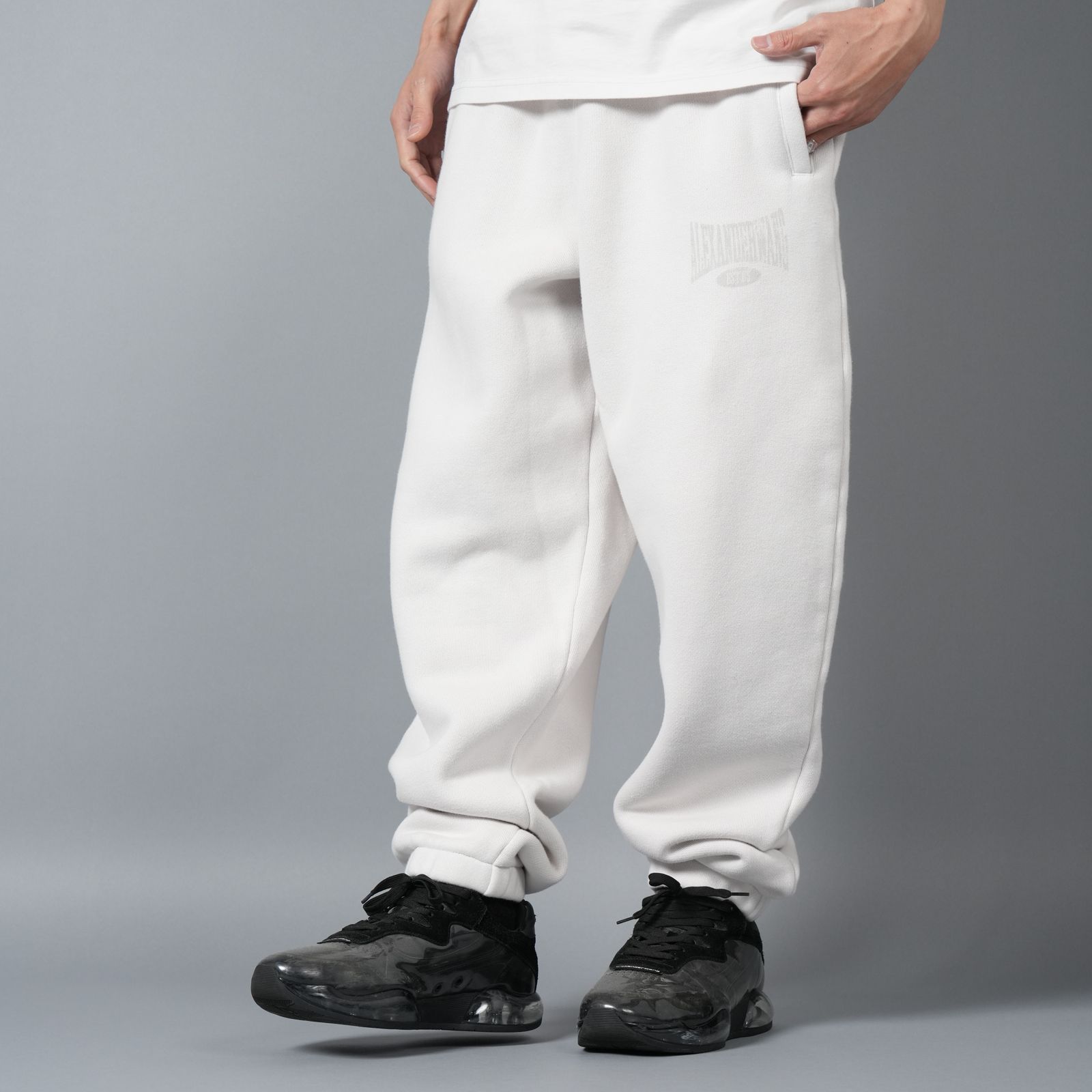 【ラスト1点】GRAPHIC SWEATPANTS / グラフィック クルーネックスウェットパンツ   (ダーティーホワイト)
