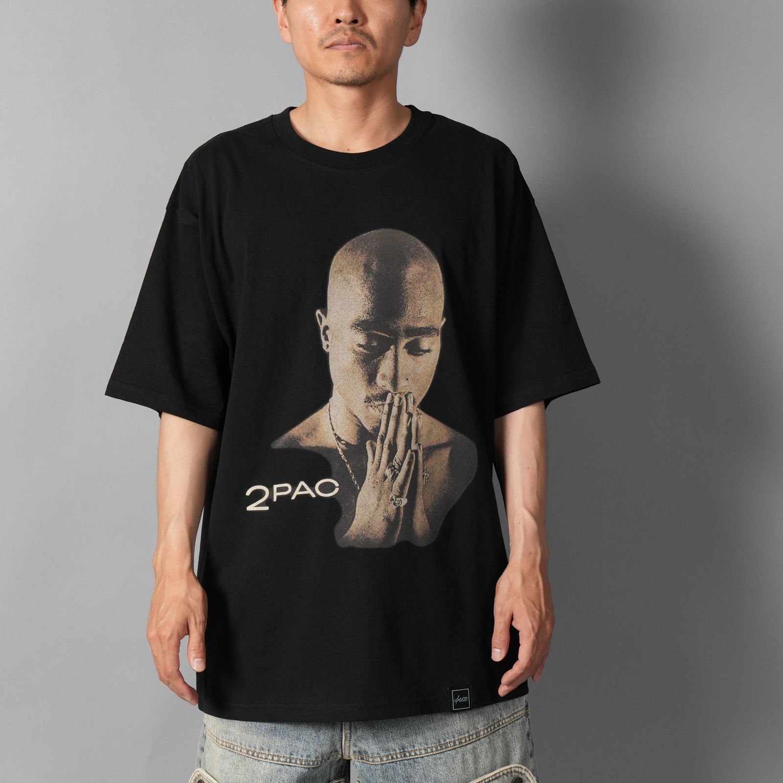 UIZZ-24037 / Tupac / All Eyez On Me Trk List SS / Tシャツ (ブラック)