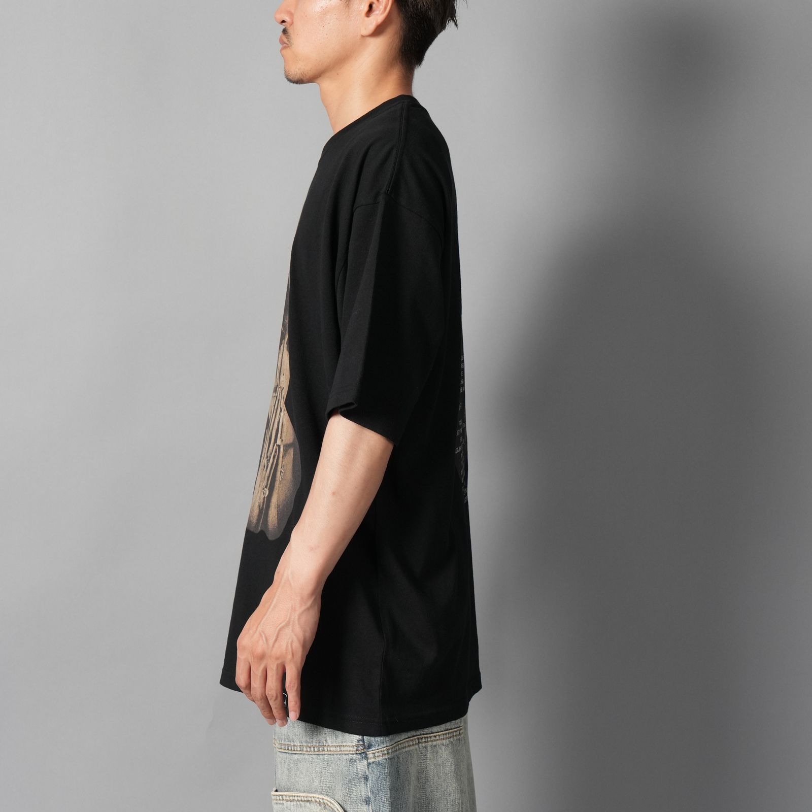 UIZZ-24037 / Tupac / All Eyez On Me Trk List SS / Tシャツ (ブラック)