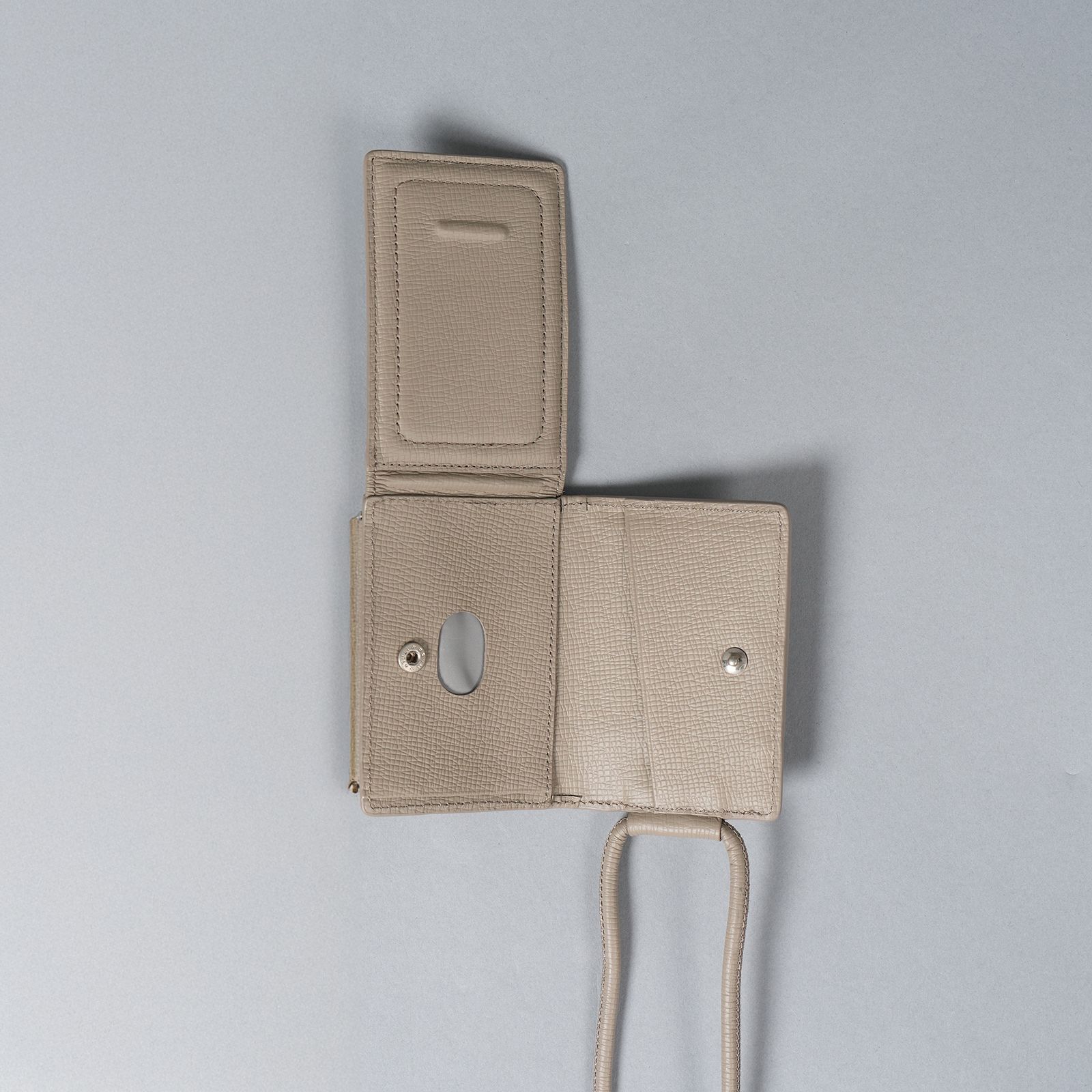 レザーストラップ付iPhoneアクセサリー - ウォレット (トープ)