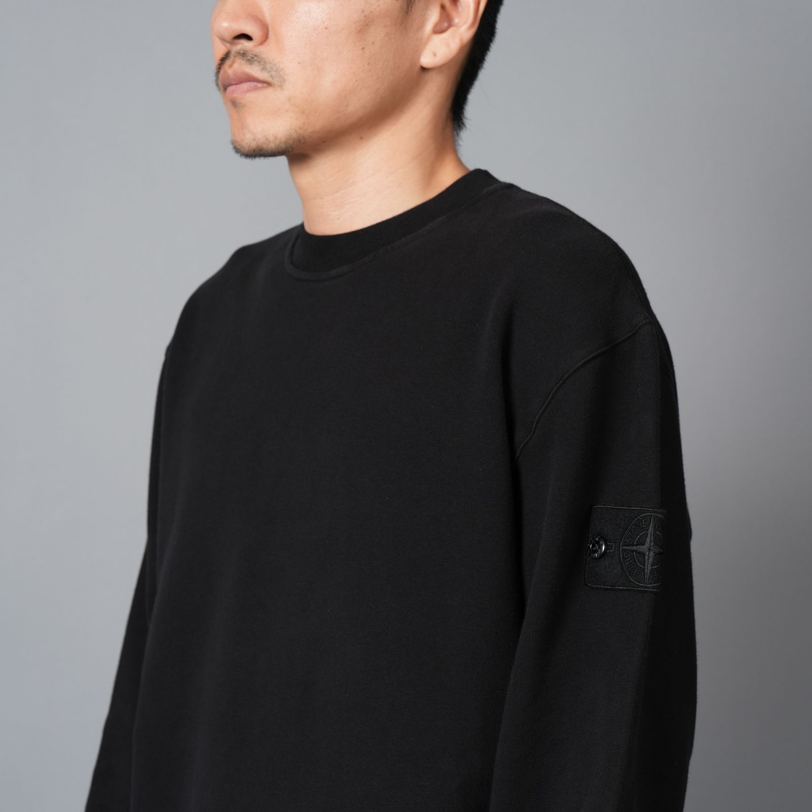 6100069 STRETCH COTTON FLEECE_STONE ISLAND GHOST / トレーナー・クルーネックスウェット (ブラック)