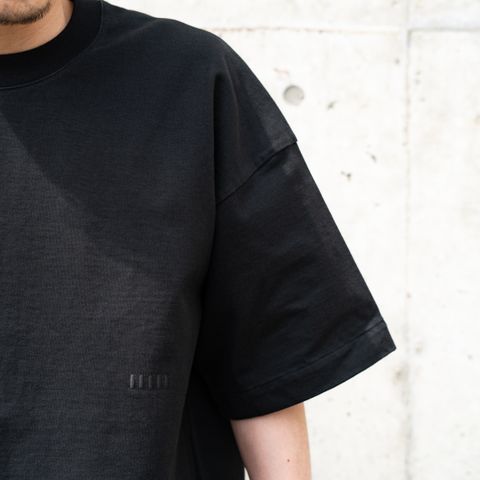 ベーシックなTシャツでありながらシルエット丈のバランスなどを突き詰めた定番Tシャツ。