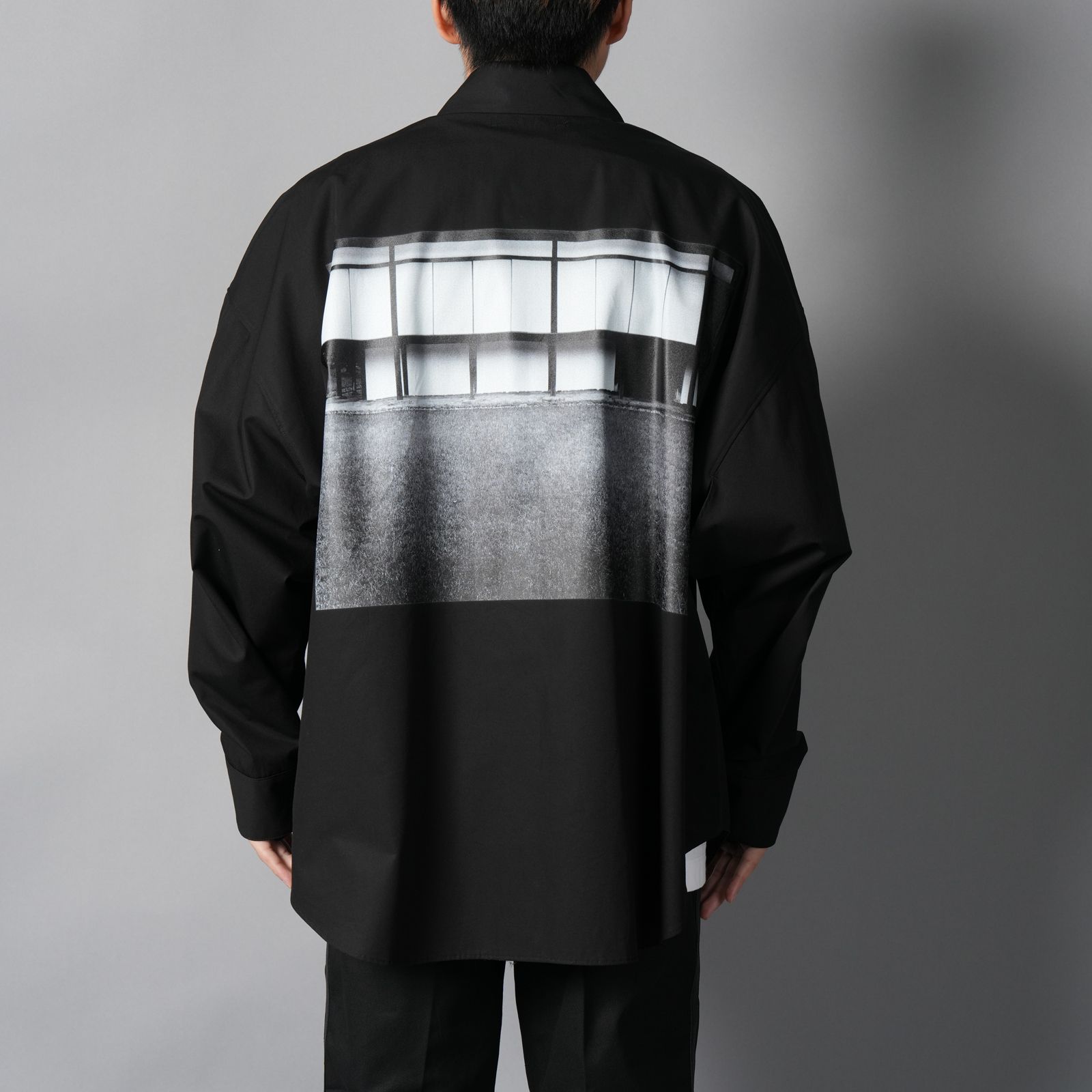 【YASUHIRO ISHIMOTO】WOEVEN KIMONO SLEEVE PRINT SHIRTS / キモノ スリーブ プリントシャツ(ブラック)