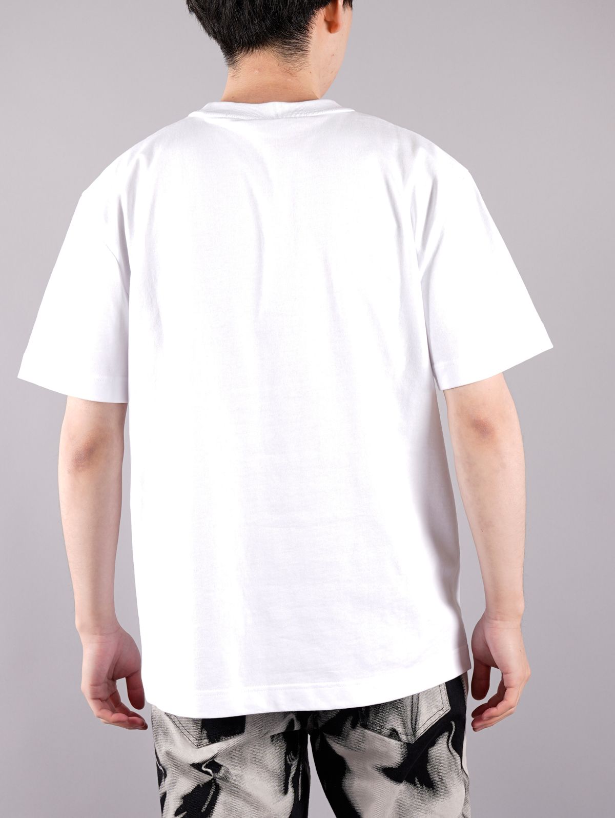 ラスト1点 / SHORT SLEEVE TEE WITH LOGO GRAPHIC / ショートスリーブTシャツ ウィズ ロゴ グラフィック (ホワイト)