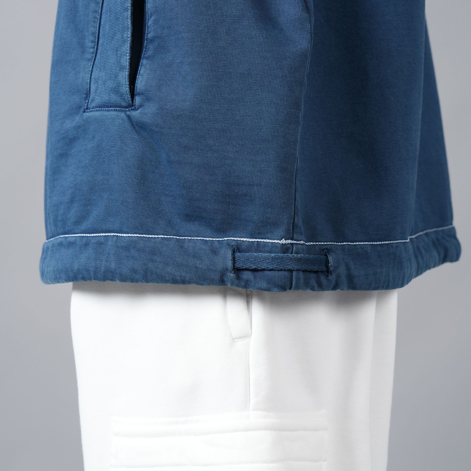 【ラスト1点】615X2 / STONE ISLAND MARINA_‘OLD’ TREATMENT  / プルオーバーフーディー・パーカー (ロイヤルブルー)