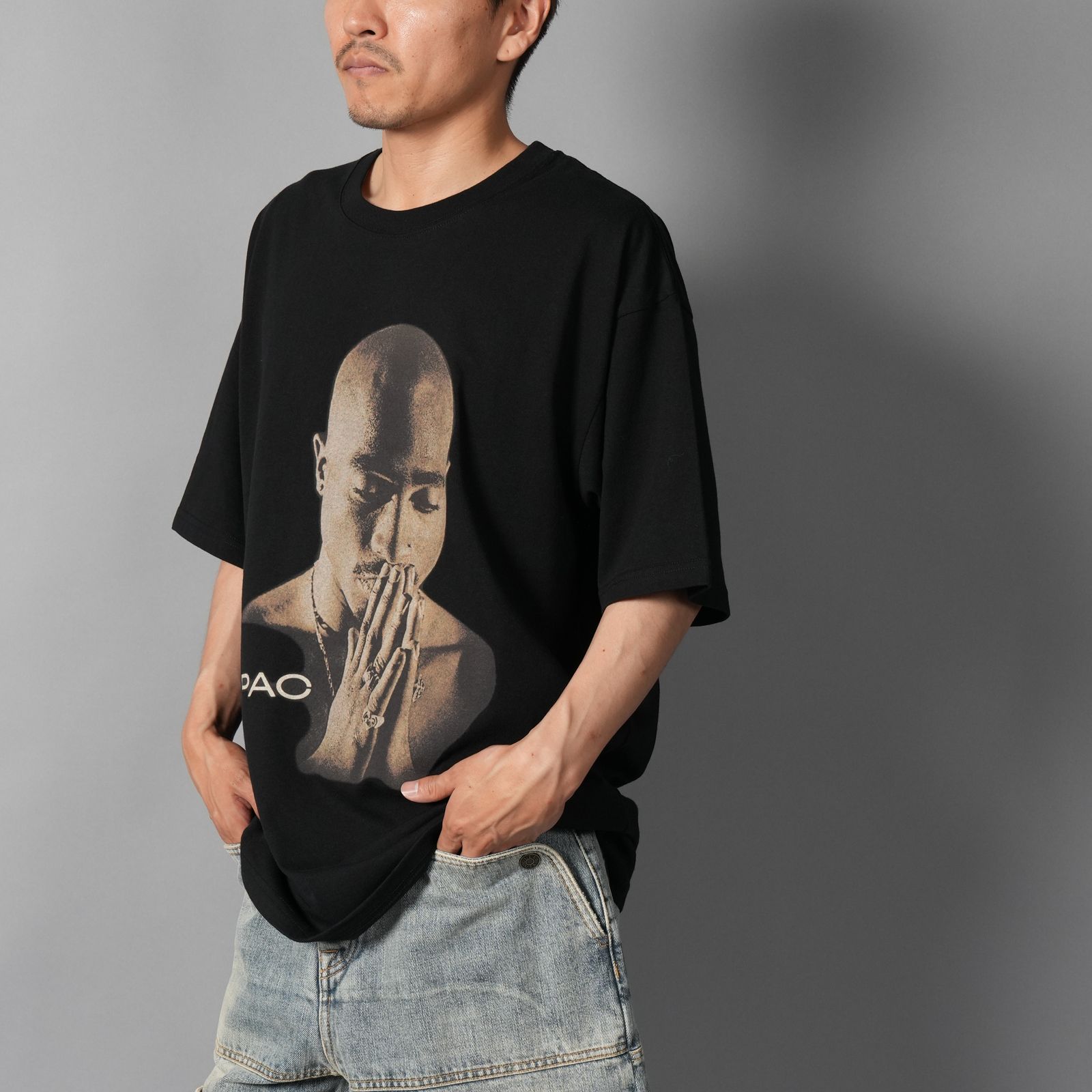 UIZZ-24037 / Tupac / All Eyez On Me Trk List SS / Tシャツ (ブラック)