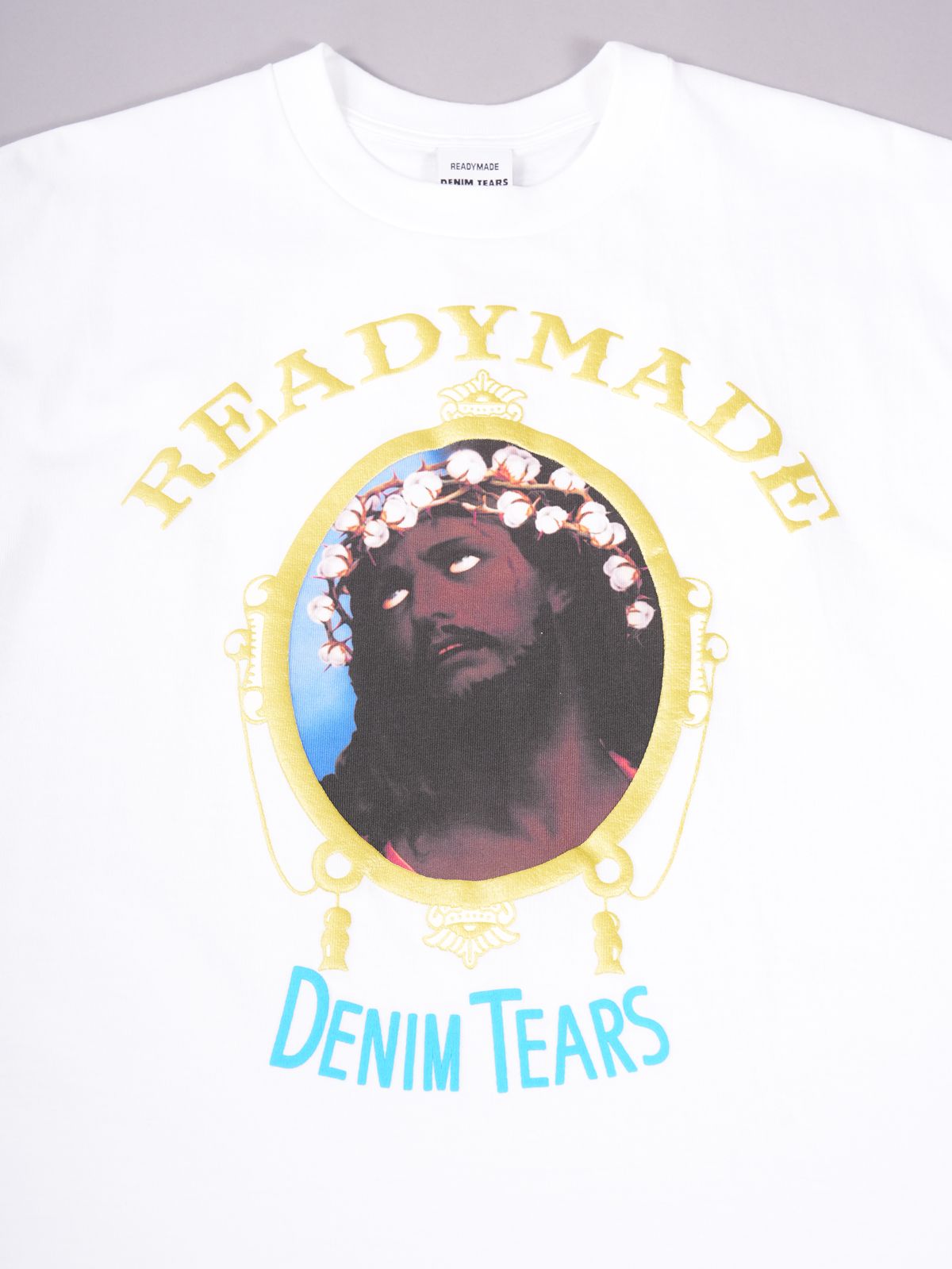 DENIM TEARS - RE-DT-WH-00-00-12/COTTON WREATH T/WHT / コットン リース Tシャツ (ホワイト)  | Confidence