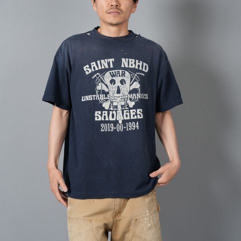 【コラボ】SM-HR8-0000-C71 / STHD . SS TEE SAINT NBHD / Tシャツ (ネイビー)