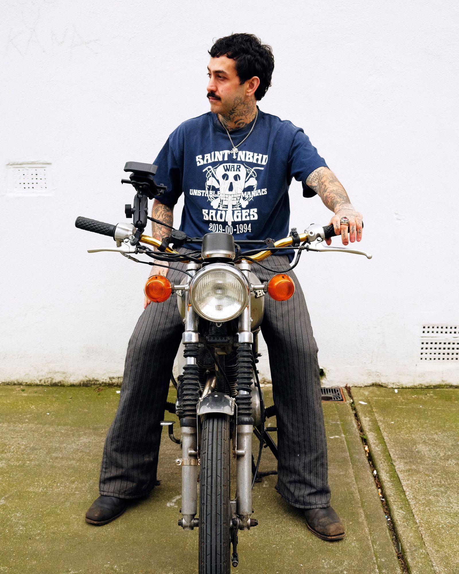【コラボ】SM-HR8-0000-C71 / STHD . SS TEE SAINT NBHD / Tシャツ (ネイビー)